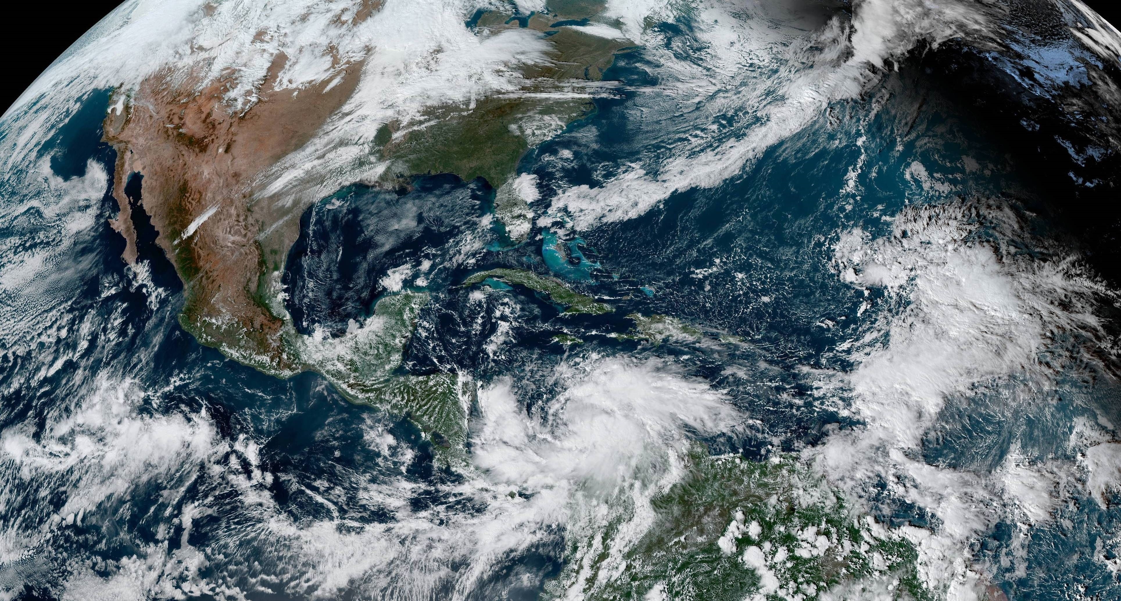 Fotografía satelital cedida por la Oficina Nacional de Administración Oceánica y Atmosférica (NOAA) de EE.UU. por vía del Centro Nacional de Huracanes (NHC), donde se muestra la localización de la tormenta tropical Iota (i) al norte de Colombia, a las 14:10 hora local (19:10 GMT) del 14 de noviembre. EFE/ NOAA-NHC
