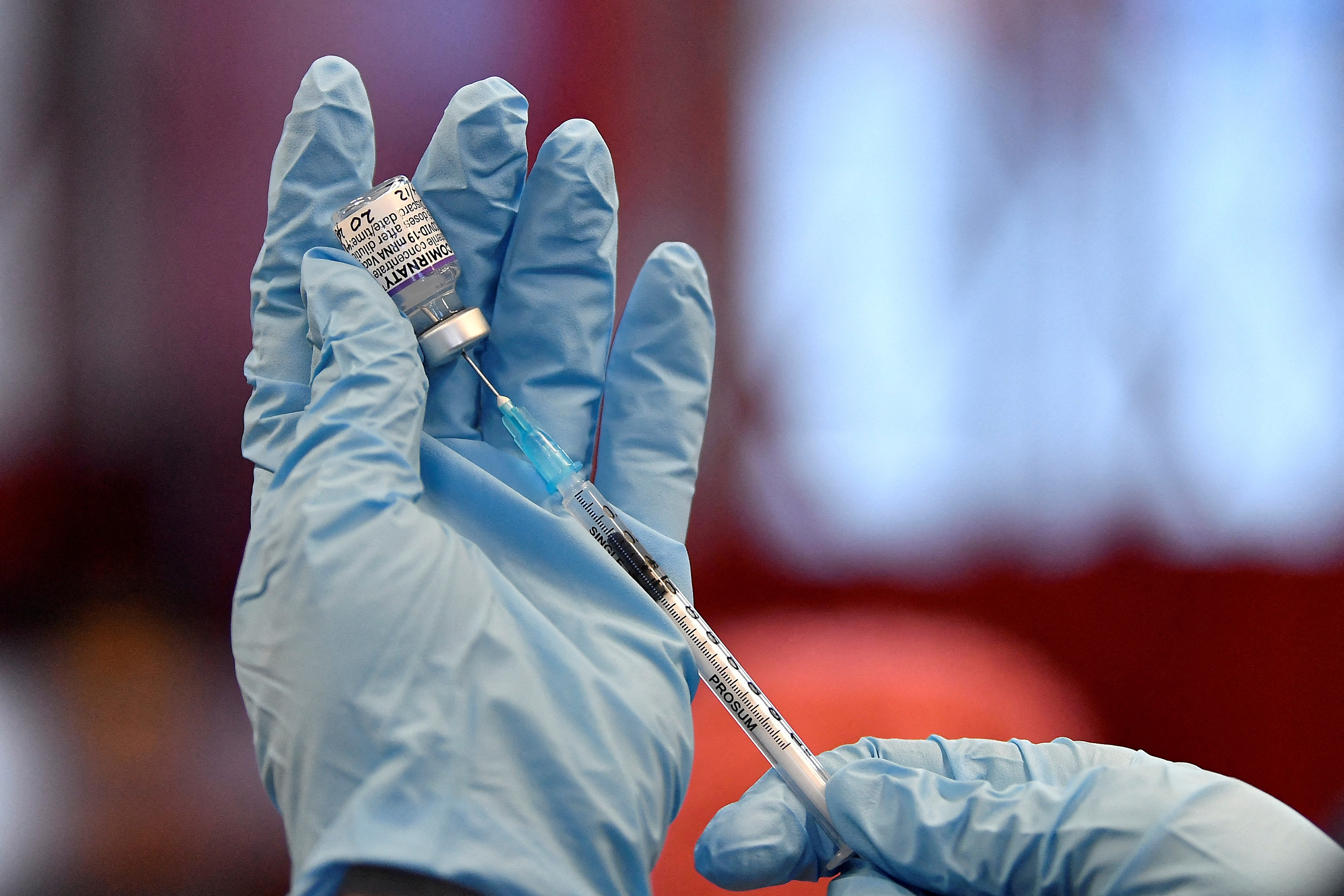 La variante Ómicron sería menos efectiva con dos dosis de las actuales vacunas y necesita un refuerzo para aumentar los anticuerpos (REUTERS/Clodagh Kilcoyne)