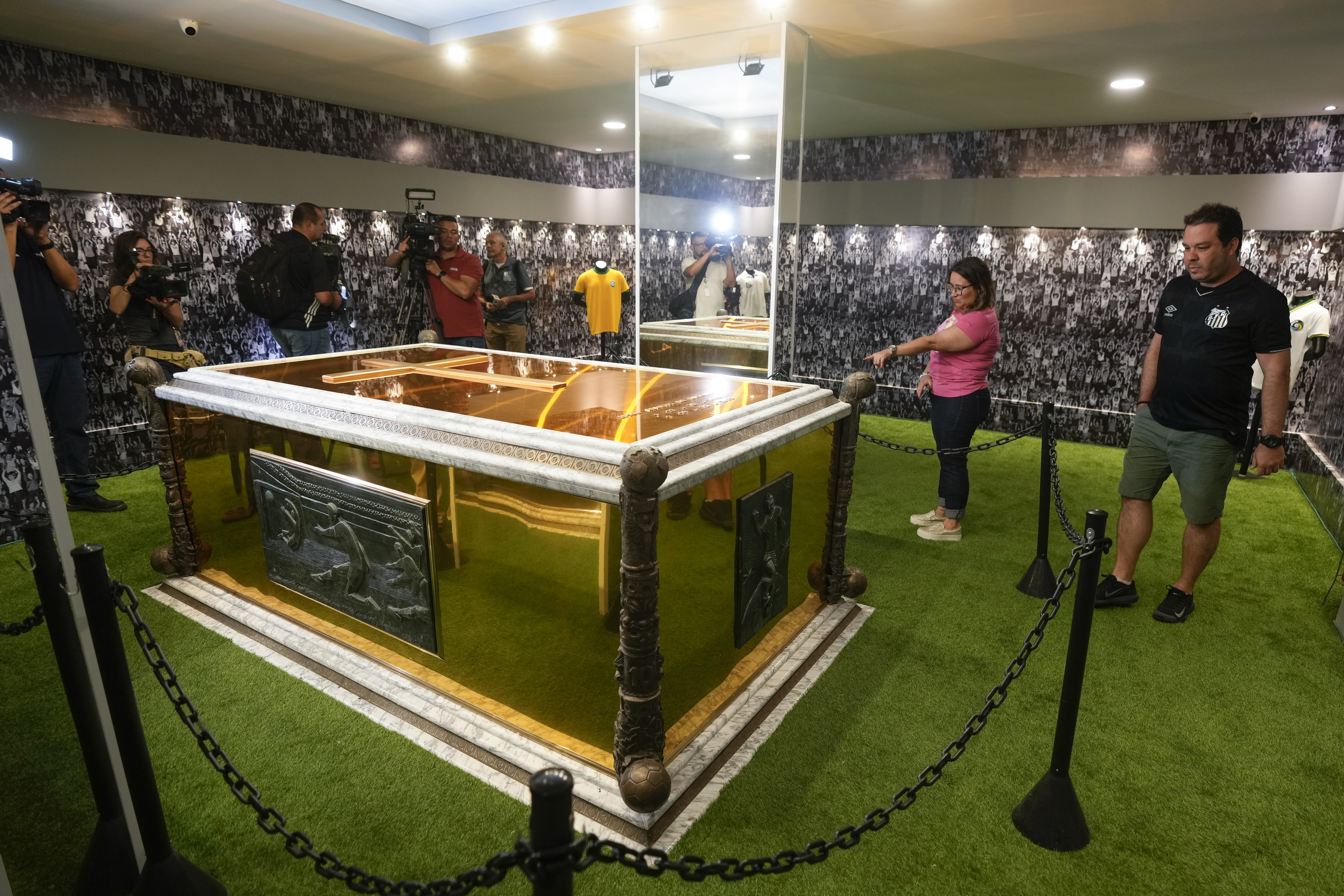 Copas, césped y un ataúd dorado: así es el mausoleo que alberga los restos de Pelé 