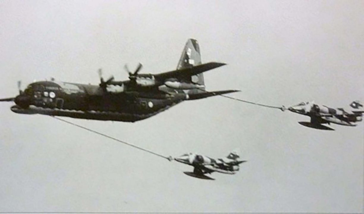 Una imagen del reabastecimiento en vuelo que hacían los Hércules durante la guerra de Malvinas