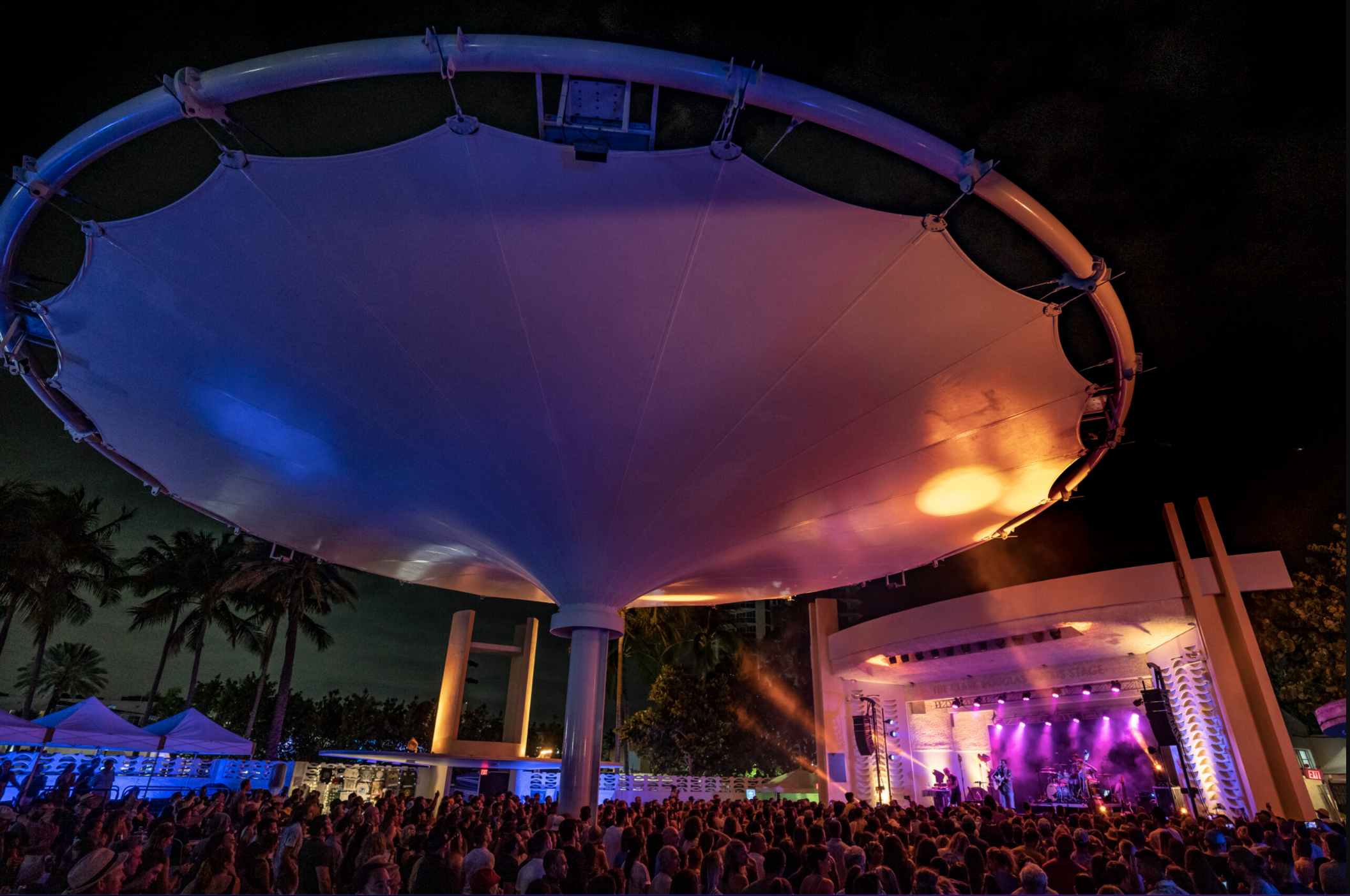 Este escenario con forma de concha es famoso por sus conciertos al aire libre. (Miami Beach Bandshell)