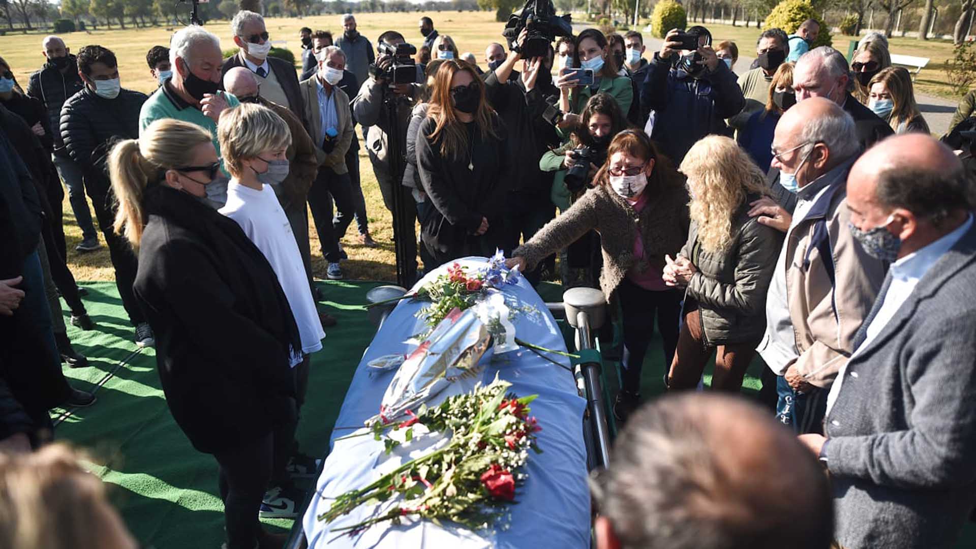El féretro, cubierto por una bandera argentina, fue trasladado hasta el cementerio Lar de Paz, situado en el kilómetro 12,5 de la ruta provincial 2, luego de haber sido velado en una sala del macrocentro de la capital