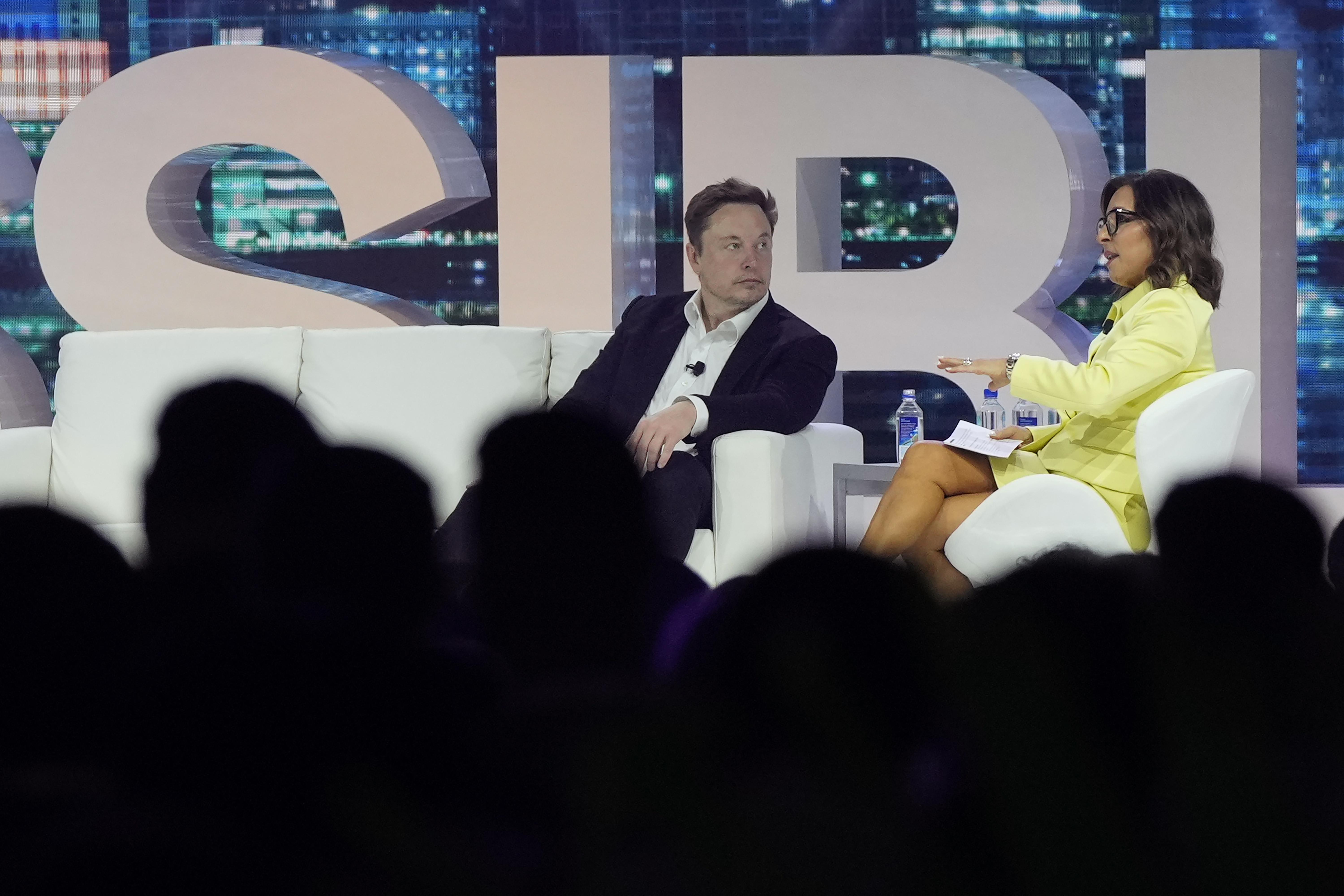 Elon Musk fue entrevistado por Linda Yaccarino el pasado 18 de abril de 2023 en un evento ante cientos de anunciantes en Miami (AP Foto/Rebecca Blackwell)