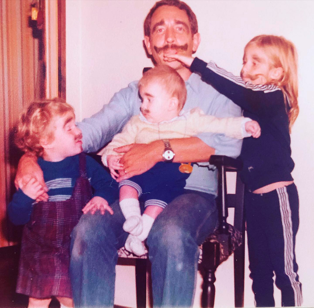 Carla Peterson con su papá y sus hermanos (Instagram)