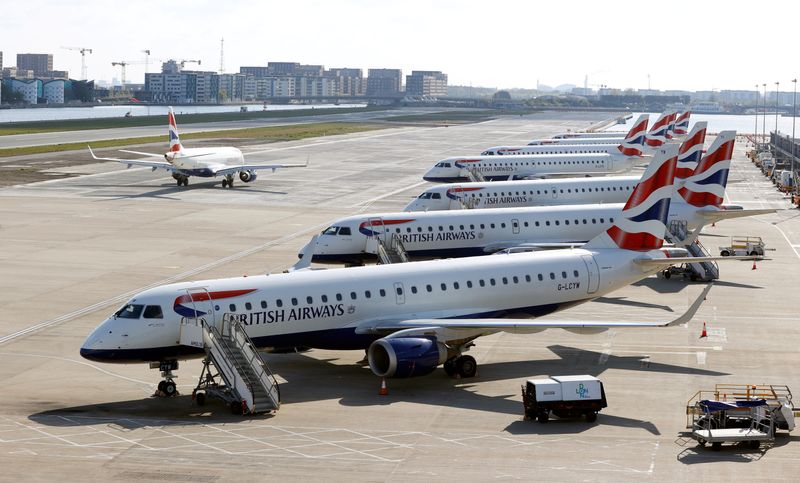 FOTO DE ARCHIVO: Aviones de la aerolínea British Airways en el Aeropuerto de la Ciudad de Londres, Reino Unido, el 29 de abril de 2021. REUTERS/John Sibley