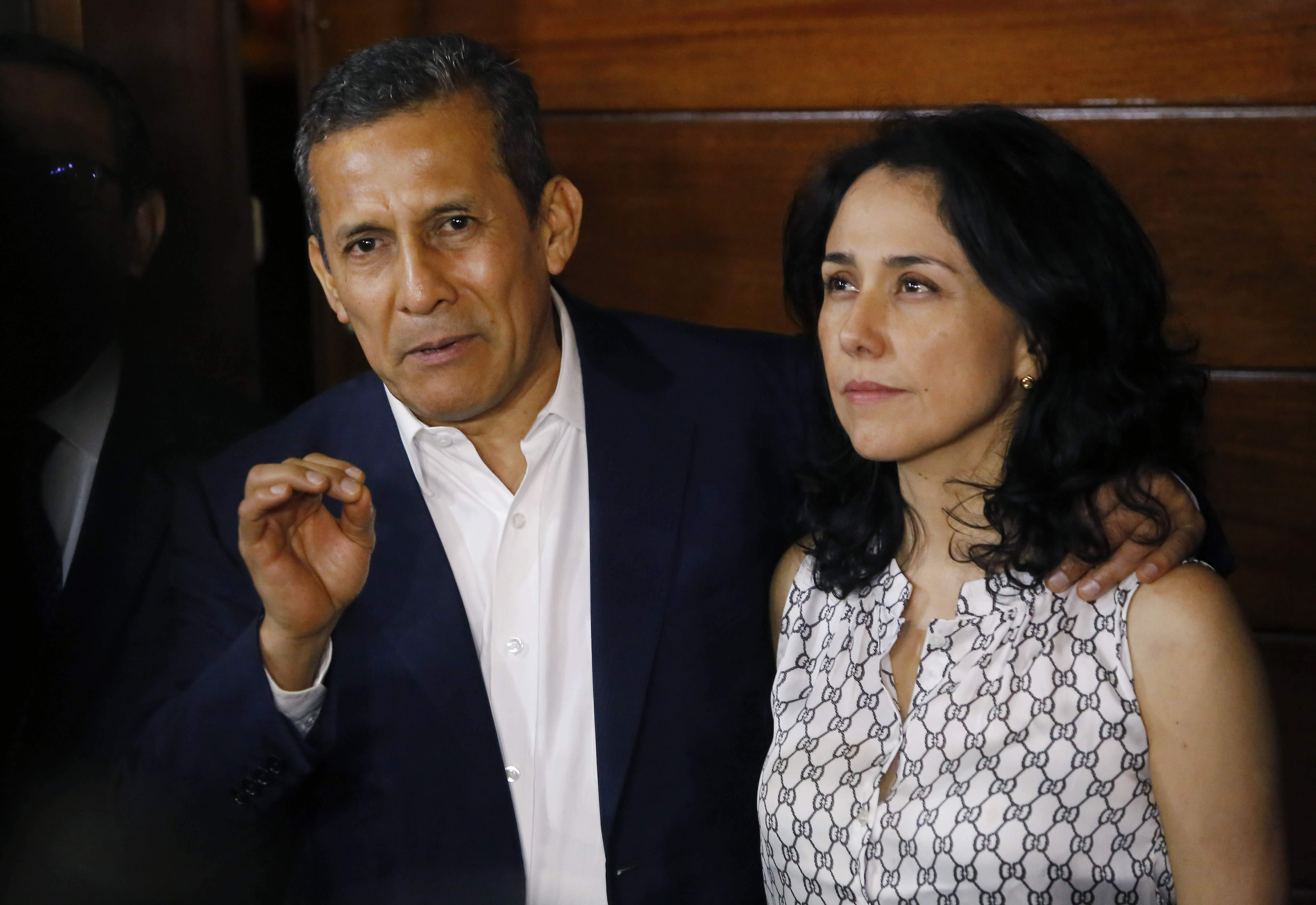 ARCHIVO - El expresidente de Perú, Ollanta Humala, acompañado por su esposa Nadine Heredia, habla con los periodistas en la entrada de su casa luego de ser liberados de prisión en Lima, Perú, el 30 de abril de 2018. (AP Foto/Joel Alonzo, Archivo)