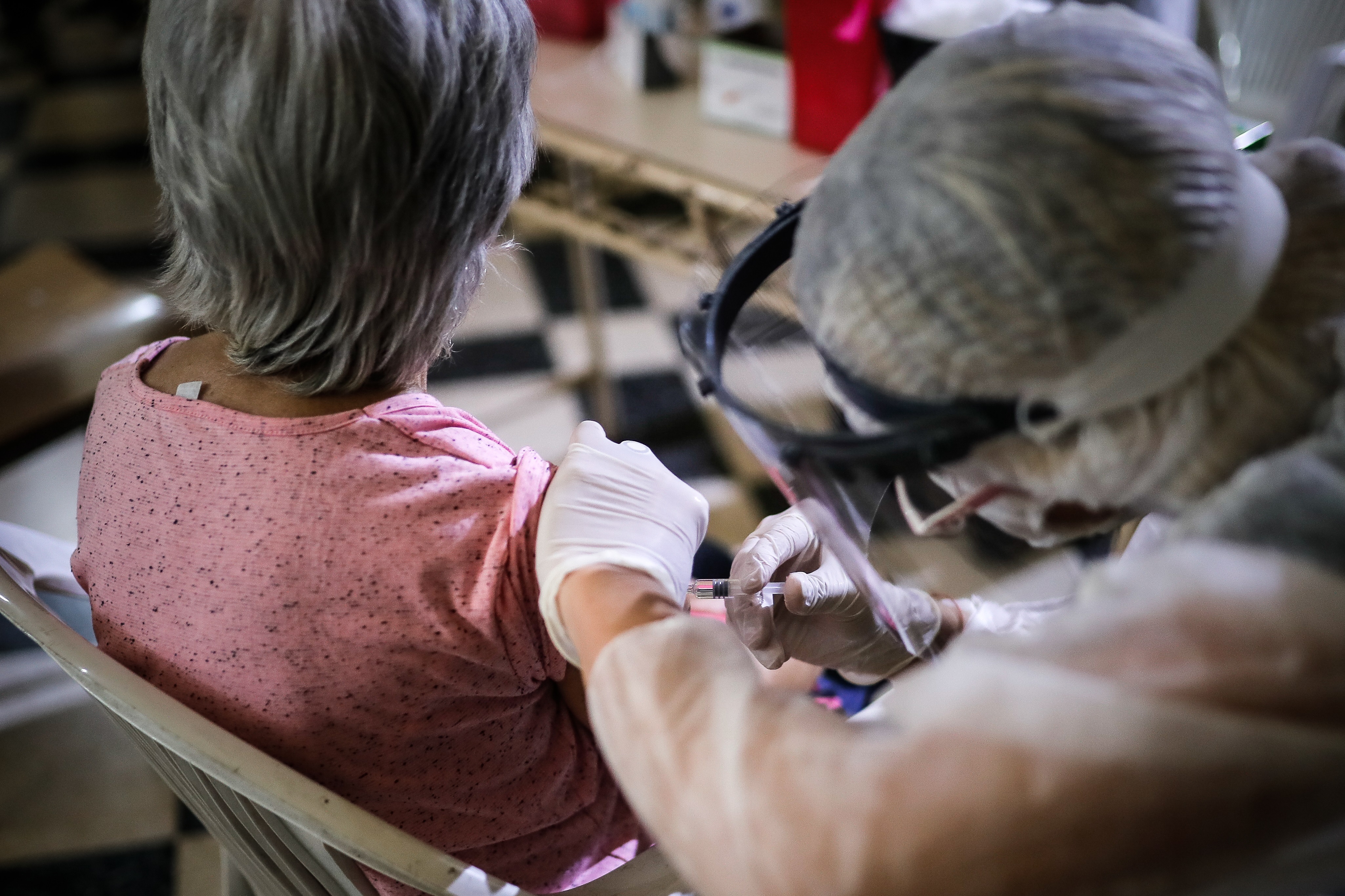 La dosis de la vacuna contra el COVID-19 y la dosis de la vacuna antigripal pueden aplicarse el mismo día en diferente brazo (EFE/ Juan Ignacio Roncoroni /Archivo)
