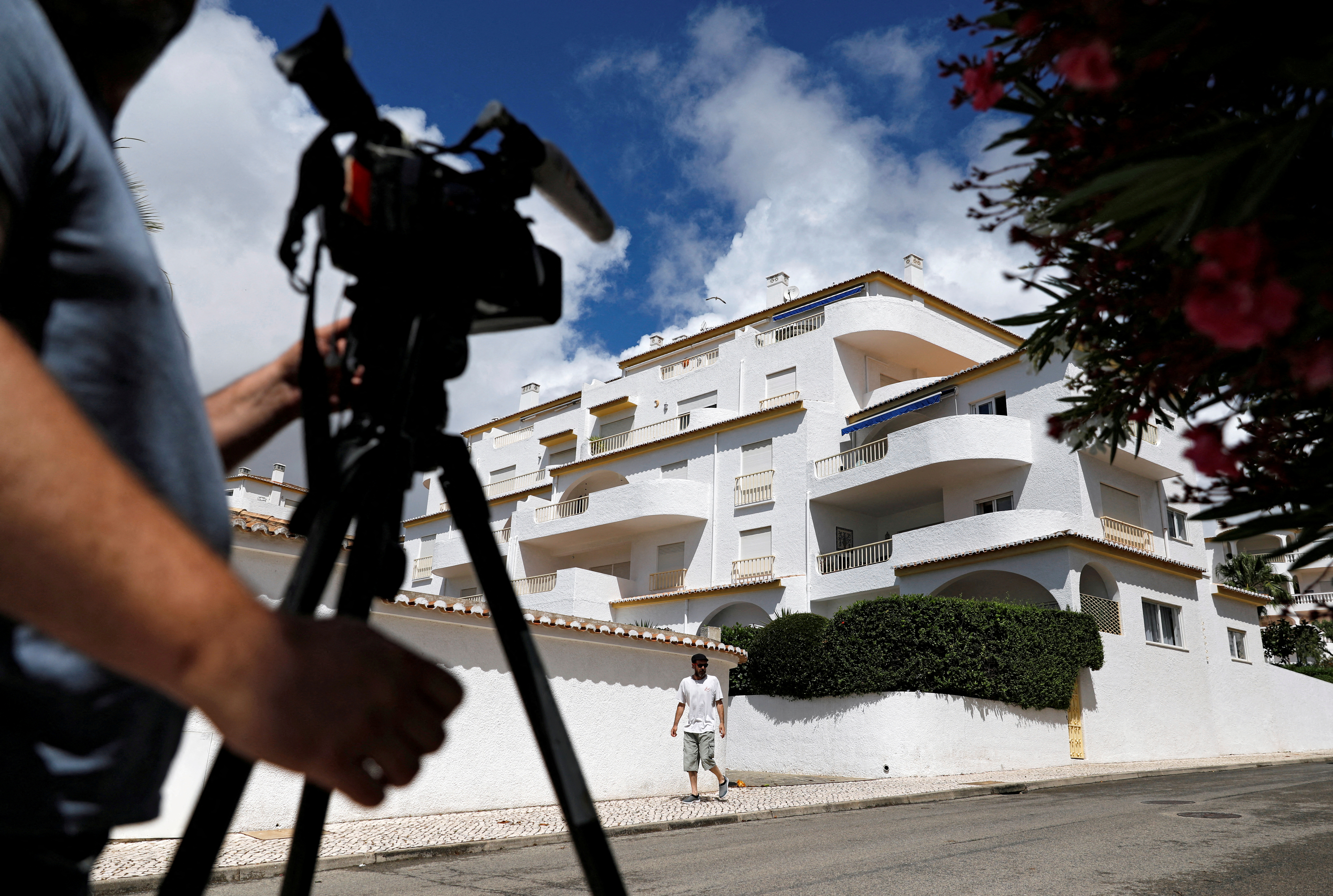 Un cameraman filma el departamento de donde Madeleine McCann fue raptada (REUTERS/Rafael Marchante)
