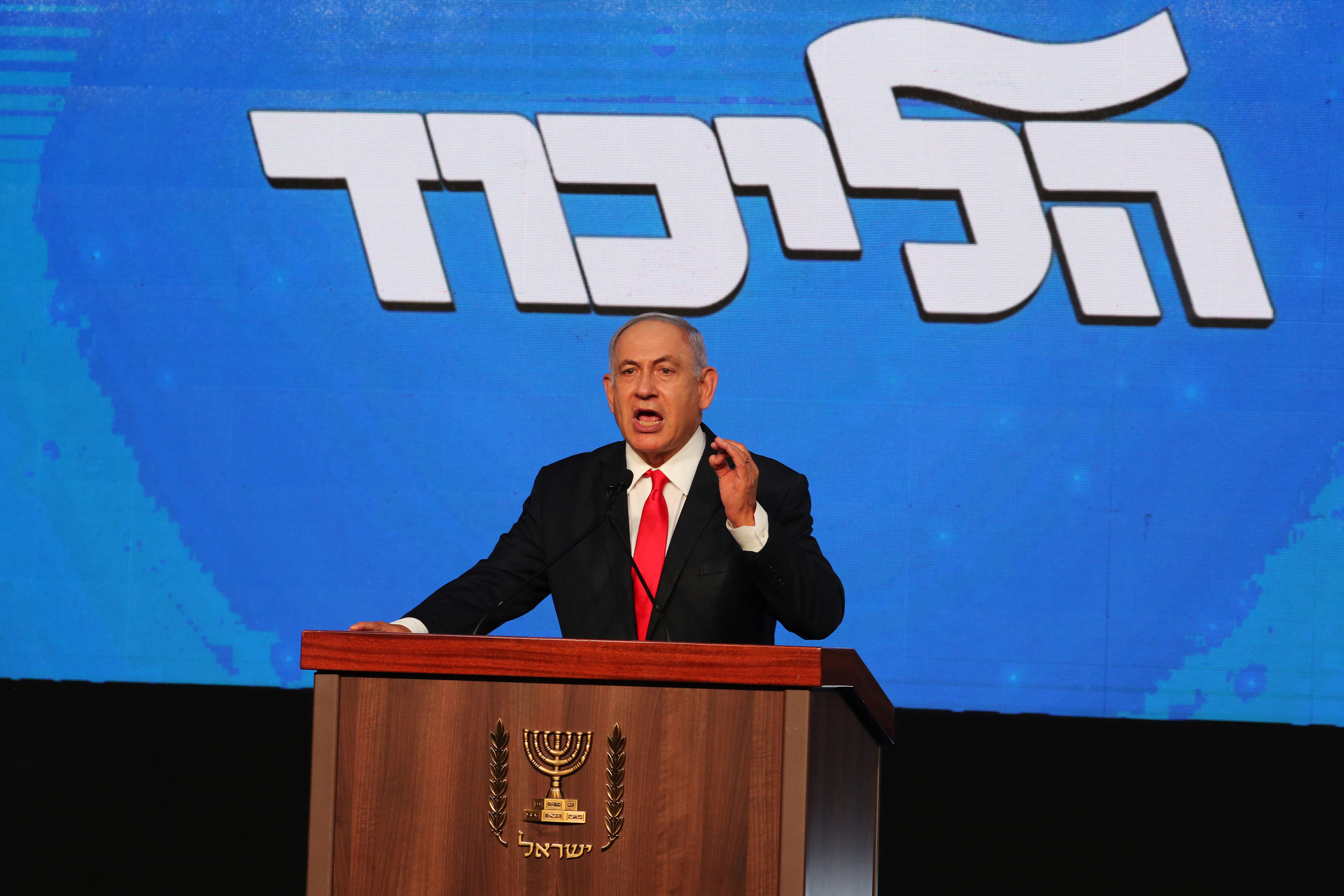 El primer ministro de Israel, Benjamín Netanyahu, habla en la sede de su partido Likud, en Jerusalén. REUTERS/Ammar Awad