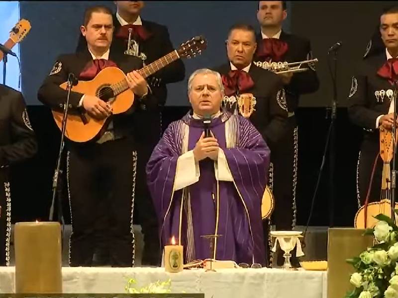 El sacerdote que oficia la misa inició su omilía con la frase "Tengo música en el alma" (Foto: Captura de pantalla)