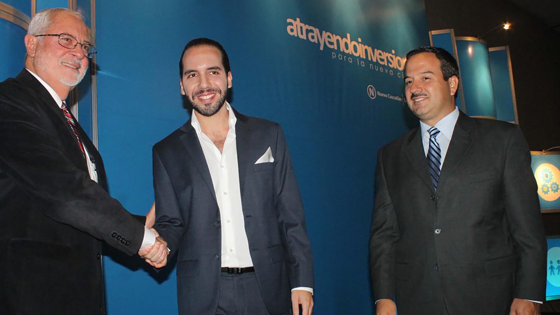 Bukele y Mario Leal. Nayib Bukele (centro) y Mario Leal (derecha) durante un acto de atracción de inversiones a Nuevo Cuscatlán, municipios salvadoreño del que el actual presidente de El Salvador era alcalde en 2014.