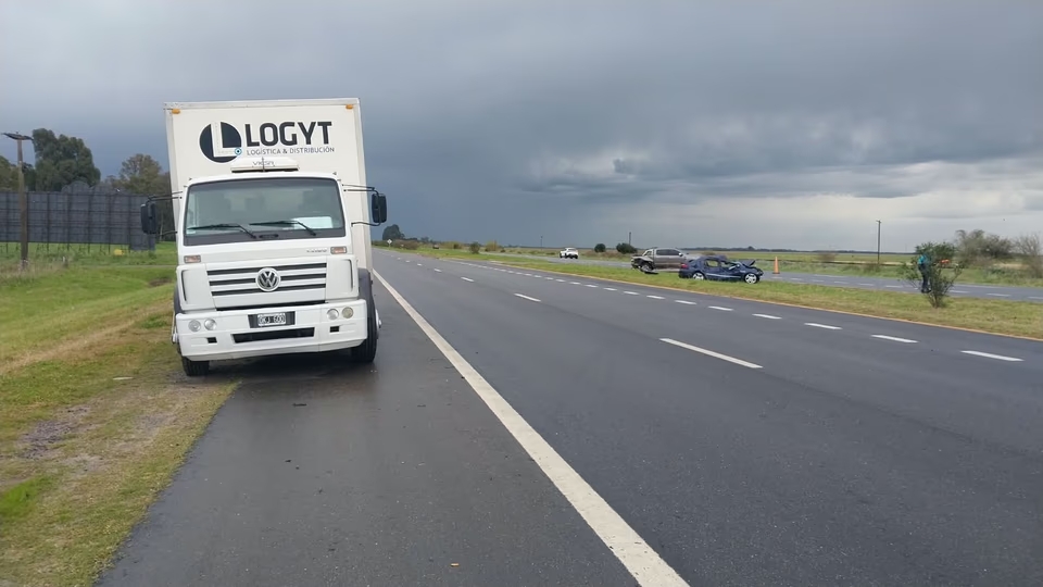 Choque múltiple en la Ruta 2: murió un joven conductor tras impactar contra una camioneta y un camión