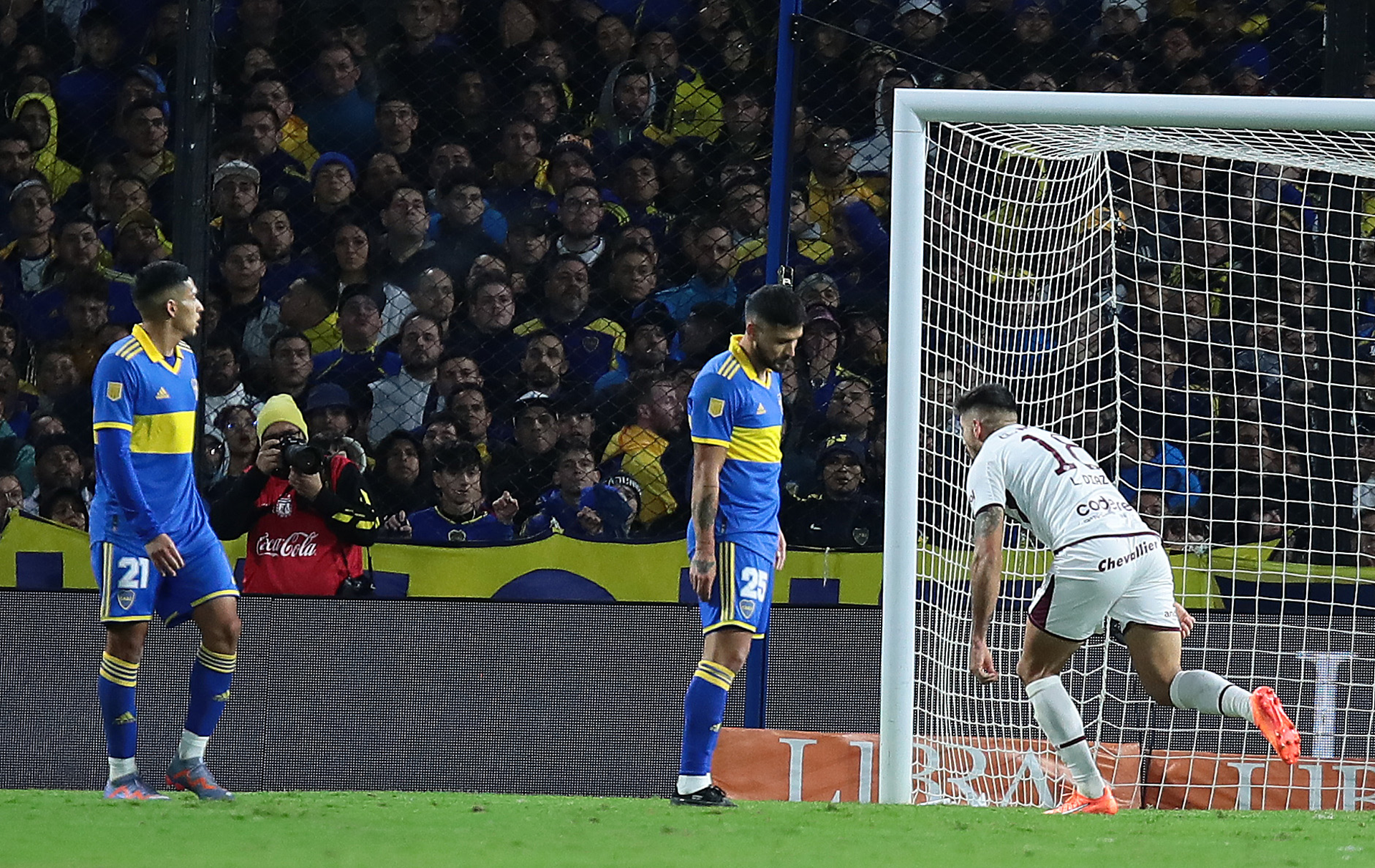 Boca reaccionó a tiempo y rescató un empate ante Lanús en La Bombonera