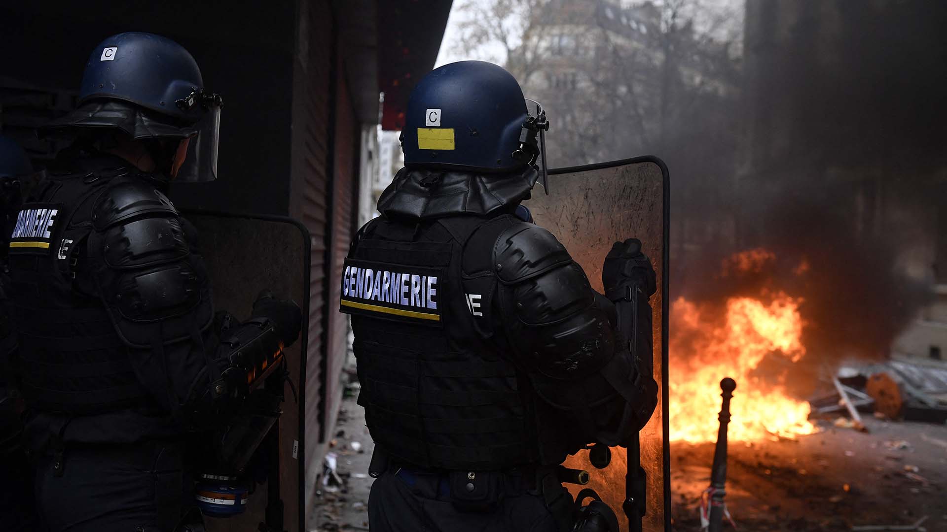Policías se enfrentaron con manifestantes (AFP)