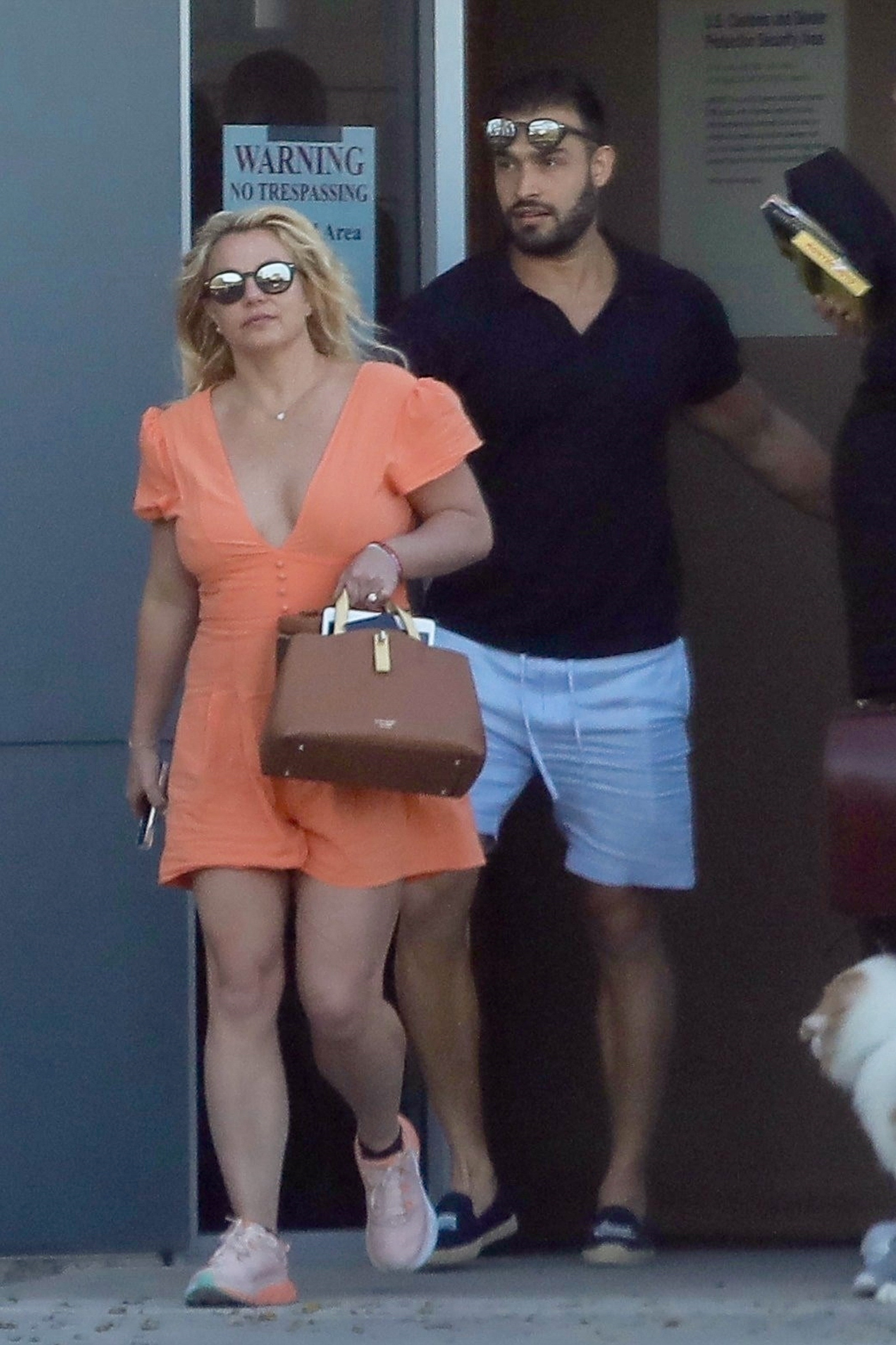 Romántico viaje. Britney Spears fue fotografiada en el aeropuerto Los Ángeles cuando regresó de unas vacaciones con su prometido, Sam Asghari. Fue luego de anunciar su embarazo: la cantante lo hizo a través de un feliz mensaje en sus redes sociales