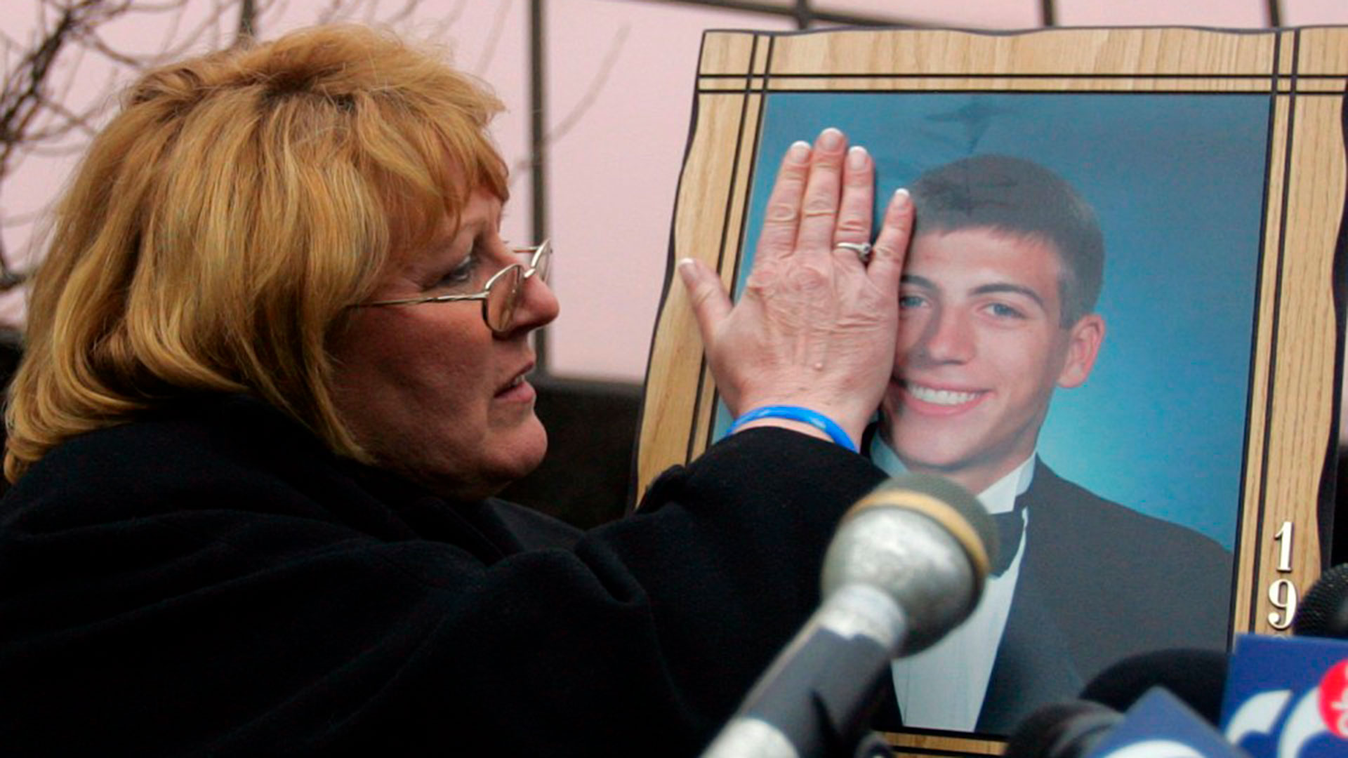 Mary Strenko muestra una foto de su hijo Michael. Fue la víctima más joven de Charles Cullen: el enfermero lo mató con una super dosis de norepinefrina (AP)