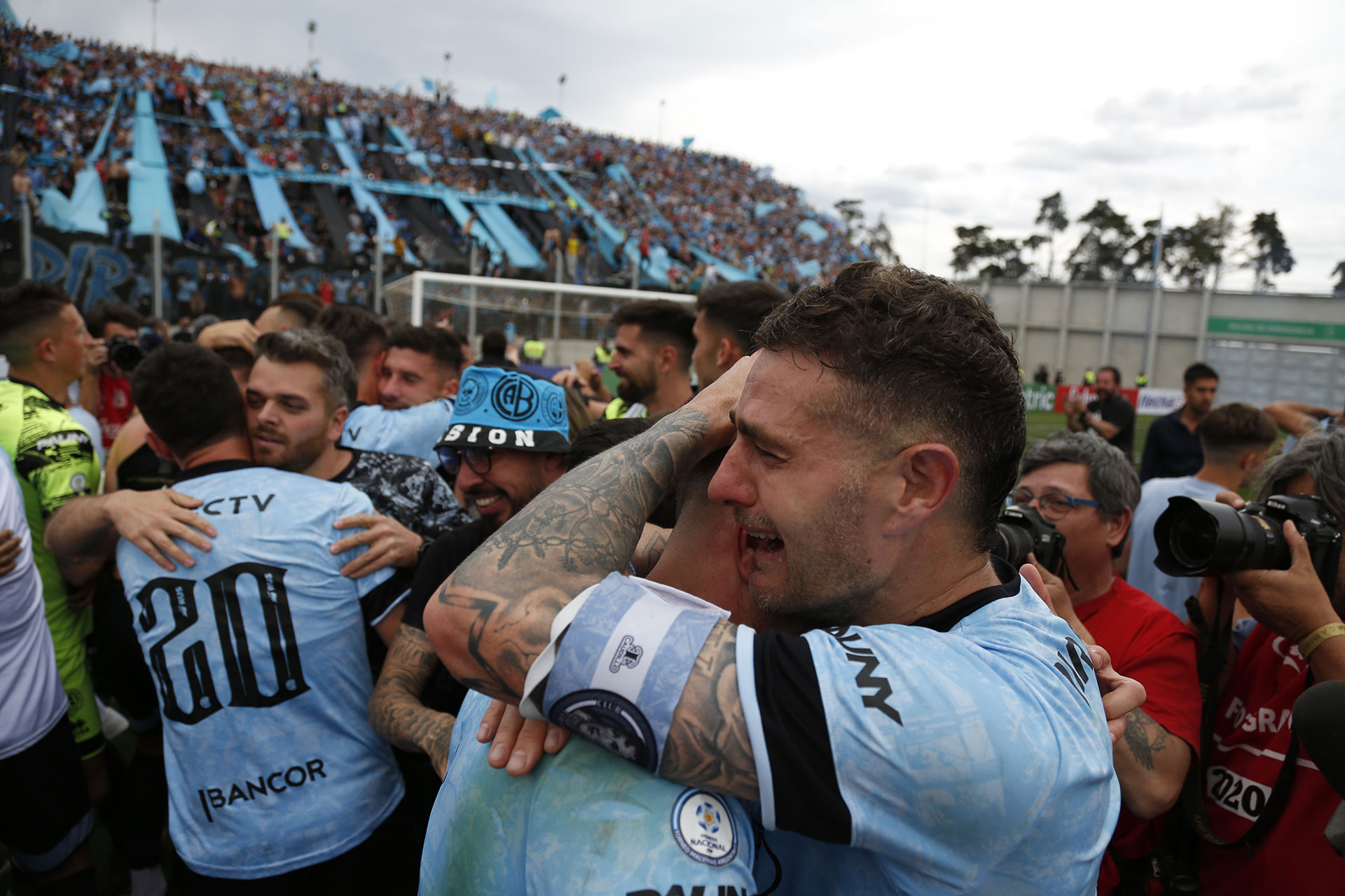 La emoción del plantel celeste tras el objetivo cumplido (Twitter/@Belgrano)