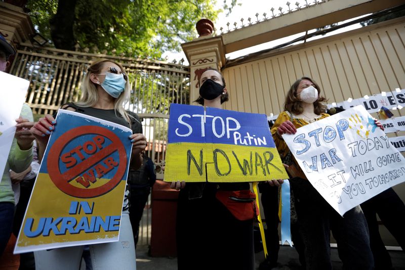 Personas sostienen carteles durante una protesta, después de que Rusia lanzó una operación militar masiva contra Ucrania, afuera de la embajada rusa en Ciudad de México, Mexico. 24 de febrero de 2022. (Foto: REUTERS/Luis Cortes)