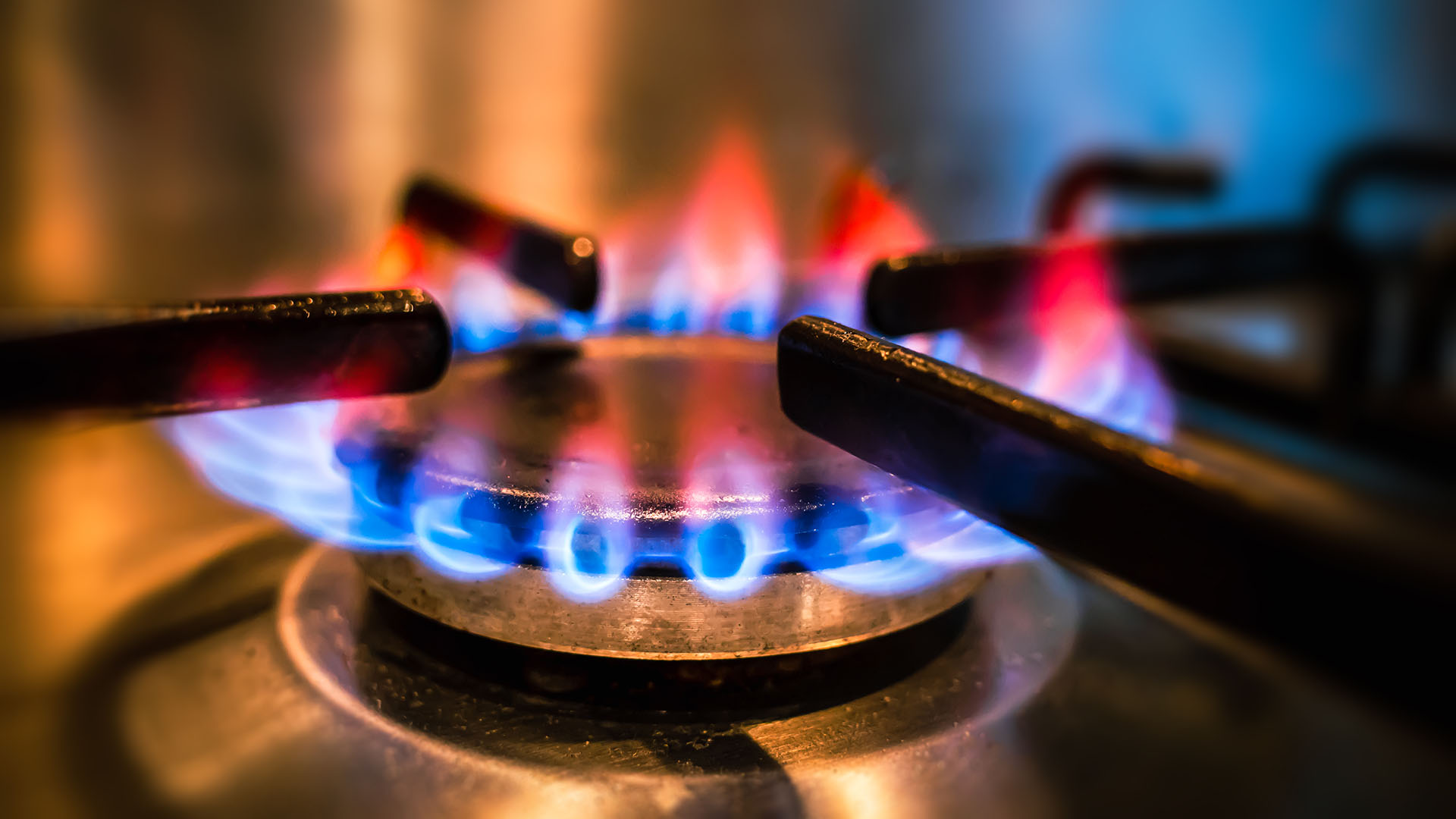 La llama debe ser azul, sino significa que está funcionando mal (Getty Images)