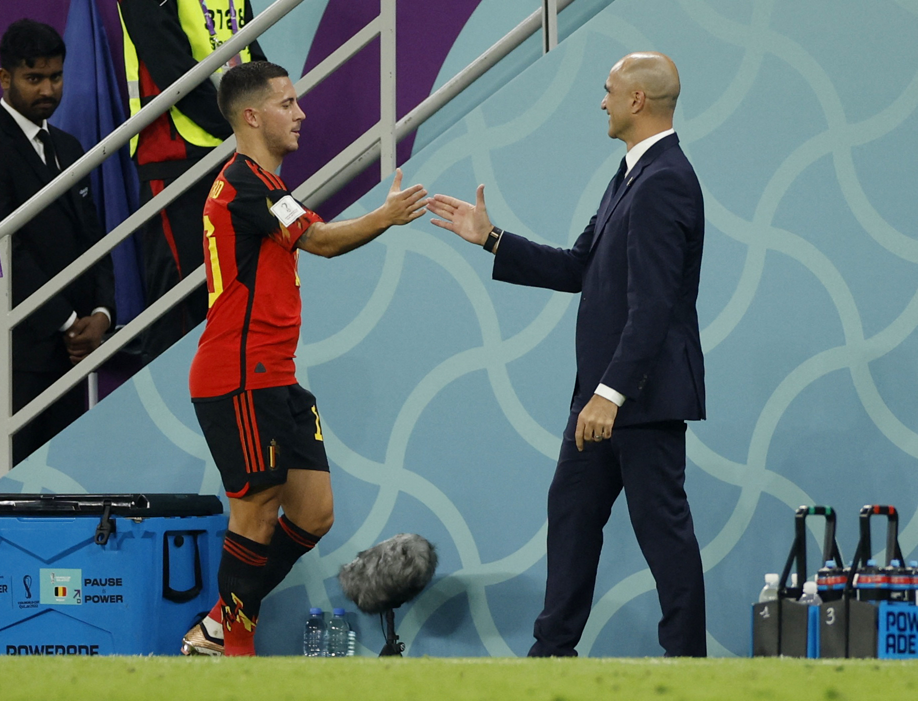 Eden Hazard se retiró del partido y es felicitado por el técnico de Bélgica, Roberto Martínez (REUTERS/John Sibley)