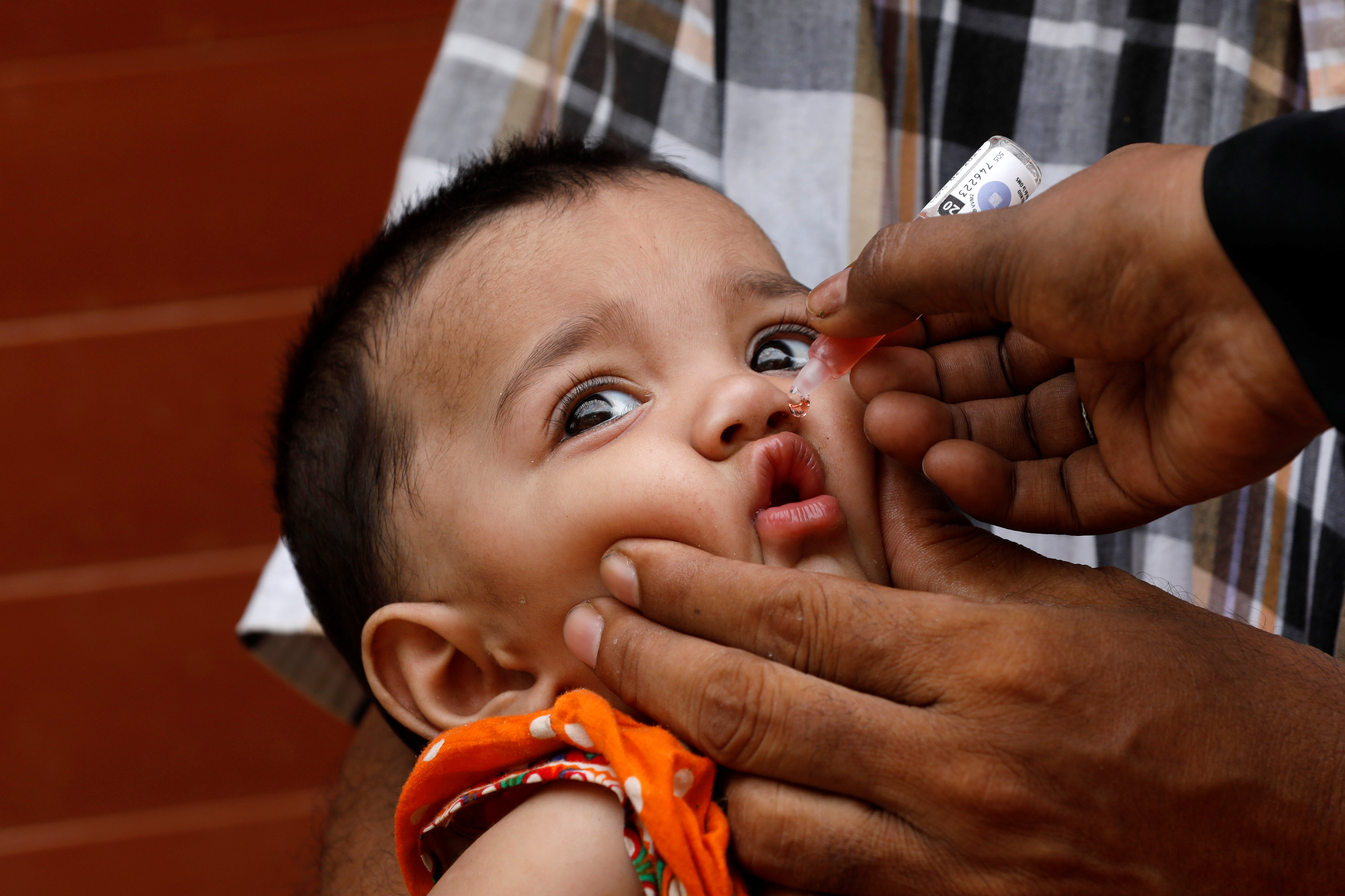 Si bien la vacuna oral es efectiva y generalmente segura, el virus debilitado puede causar enfermedades en personas con sistemas inmunitarios debilitados (REUTERS/Akhtar Soomro)