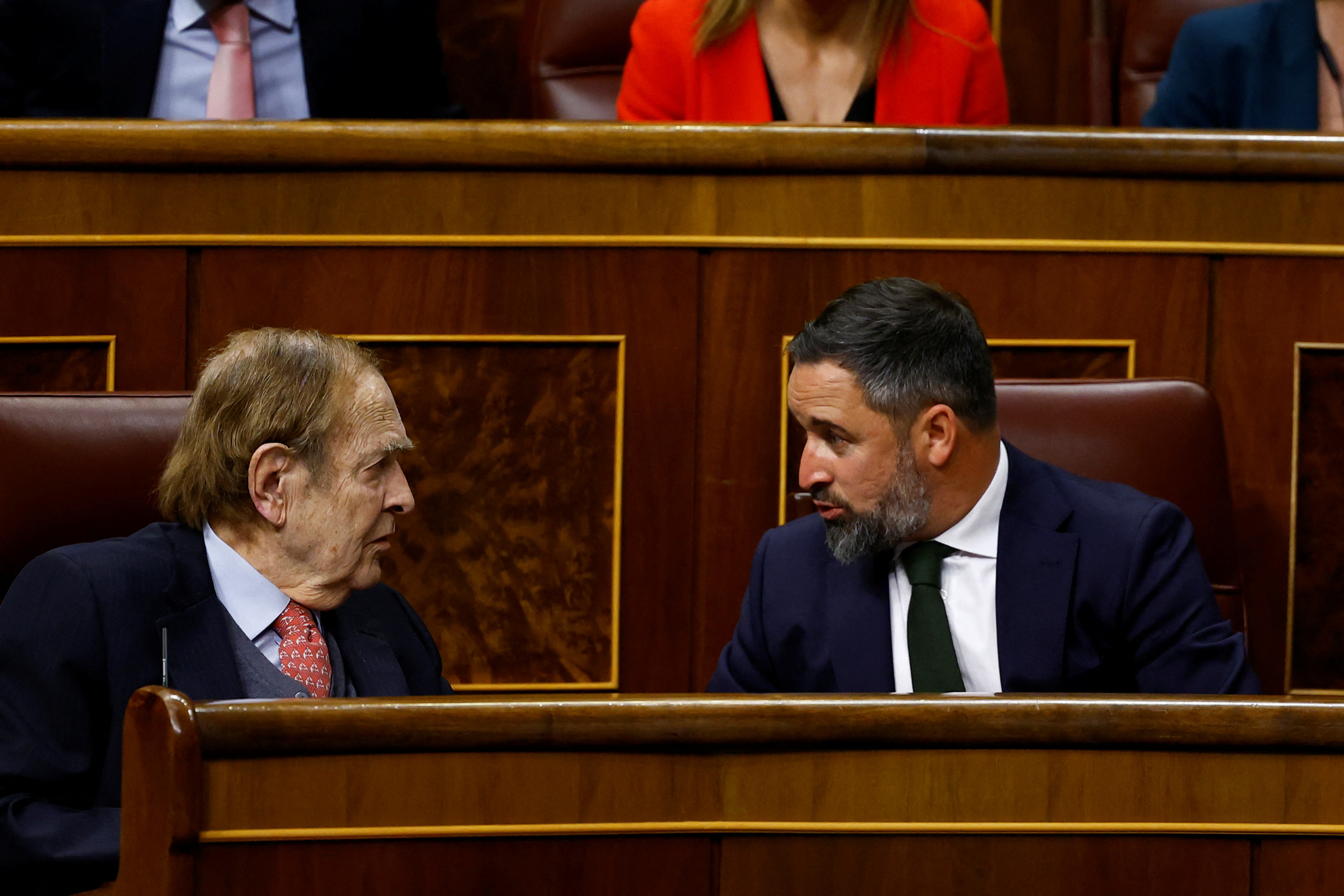 El casi nonagenario candidato, Ramón Tamames, y el líder de ultraderecha Santiago Abascal durante la sesión en el pleno español (Reuters)