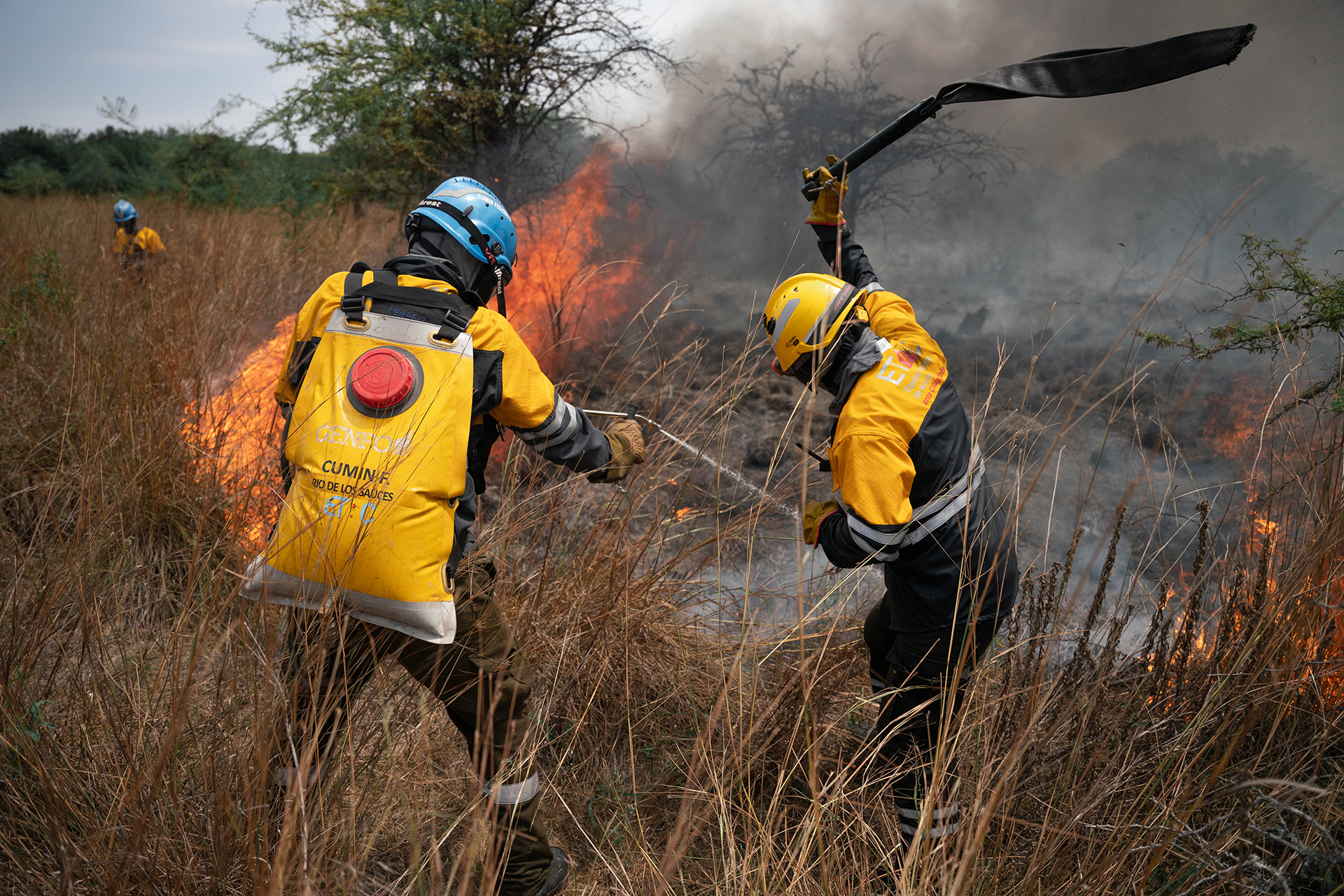 Brigadistas nacionales y personal de las provincias de Entre Ríos y Santa Fe combaten los incendios iniciados en islas del delta del río Paraná (Franco Fafasuli)


