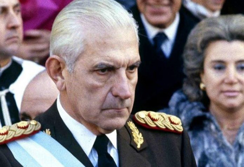 Reynaldo Bignone asumió como el último presidente de facto el 1 de julio de 1982 entre feroces internas y sin el apoyo de la Armada y la Fuerza Aérea