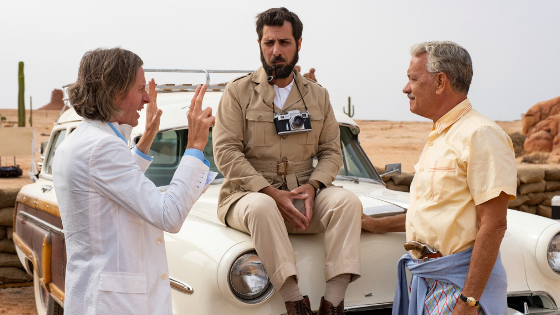 Wes Anderson con los actores Jason Schwartzman y Tom Hanks en el set de "Asteroid City" (Foto: Roger Do Minh/Focus Features vía AP)