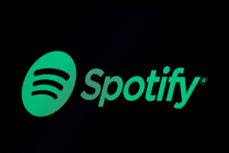 El logo de Spotify en una pantalla en el parqué de la Bolsa de Nueva York (Foto: REUTERS/Brendan McDermid)