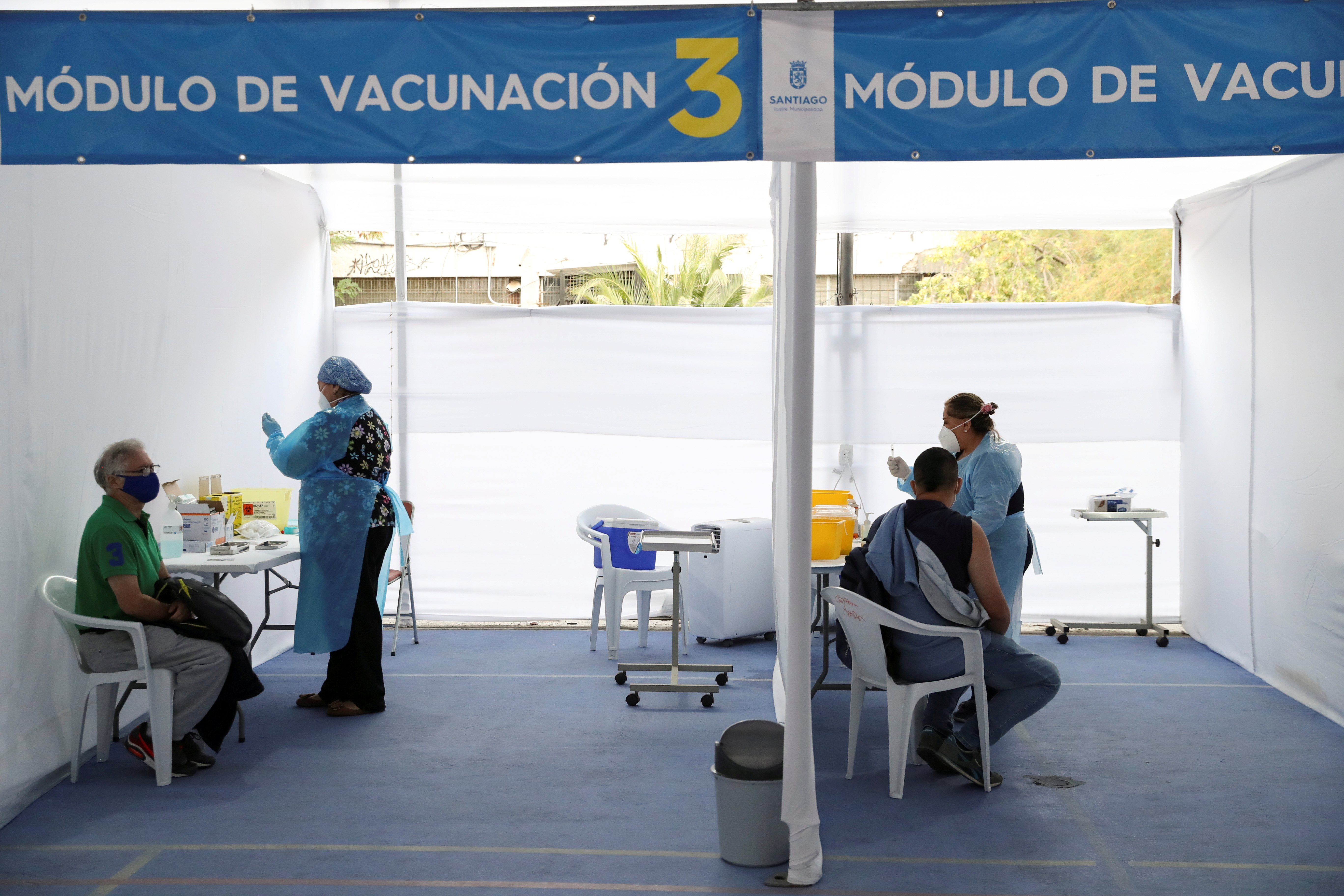 Trabajadores sanitarios aplican la vacuna contra el coronavirus de Sinovac, en un centro de vacunación en Santiago de Chile (REUTERS/Ivan Alvarado)