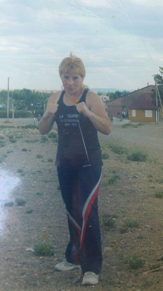 Carmen "La Guapa" Montiel una boxeadora que siempre fue al frente. Pasó de pelear por un sueño a pelear sólo por unos pocos pesos que le llenaran la heladera unos días.