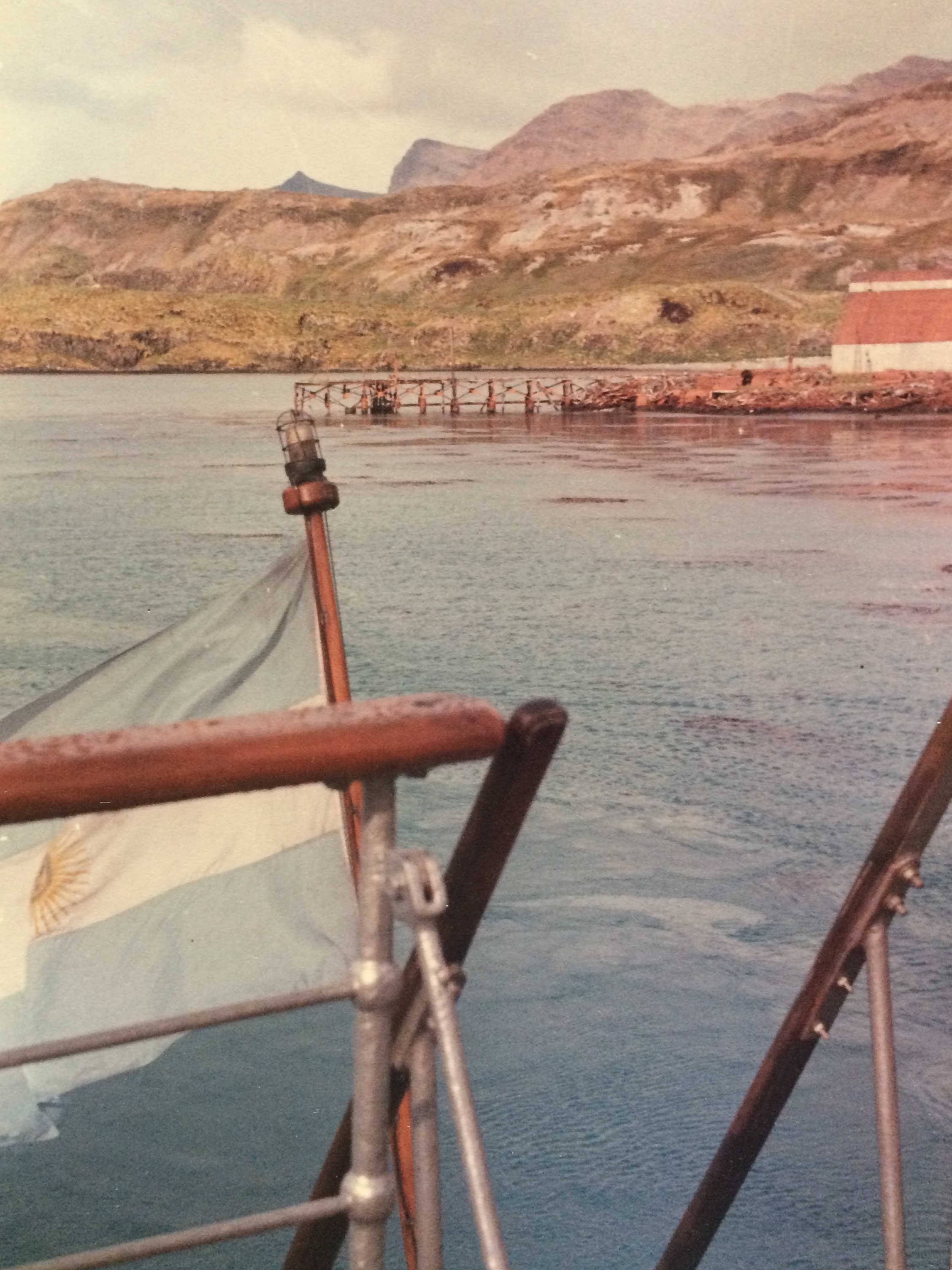 Muelle de Puerto Leith visto desde el buque de la Armada Argentina Buen Suceso