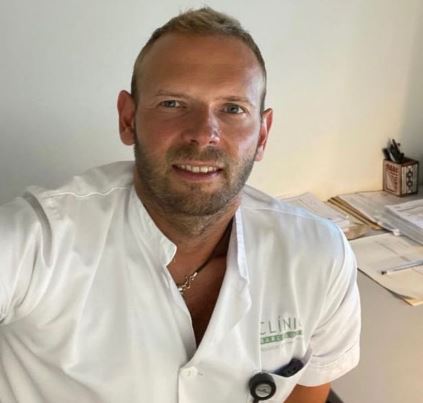 Ambrosioni integra el equipo de VIH del Hospital Clinic de Barcelona desde 2014, antes se despempeño por más de 5 años en el Hospital Universitario de Ginebra, Suiza