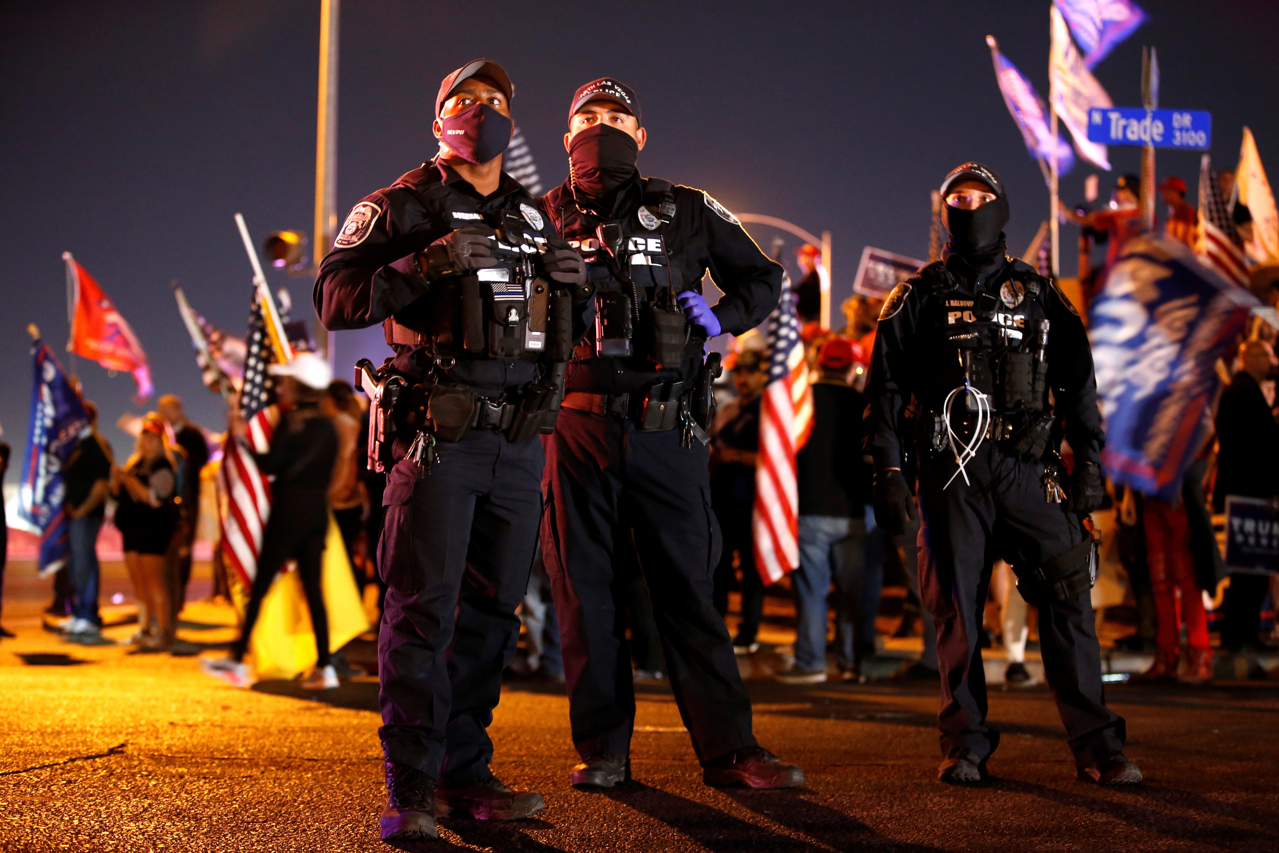 Los oficiales de policía de North Las Vegas vigilan a los partidarios del presidente de los Estados Unidos, Donald Trump, durante una protesta "Stop the Steal" en el Centro de Elecciones del Condado de Clark en North Las Vegas, Nevada. REUTERS/Steve Marcus