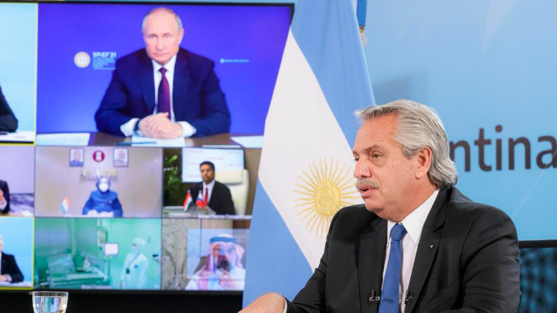 Alberto Fernández y Vladimir Putin durante una video conferencia entre ambos mandatarios