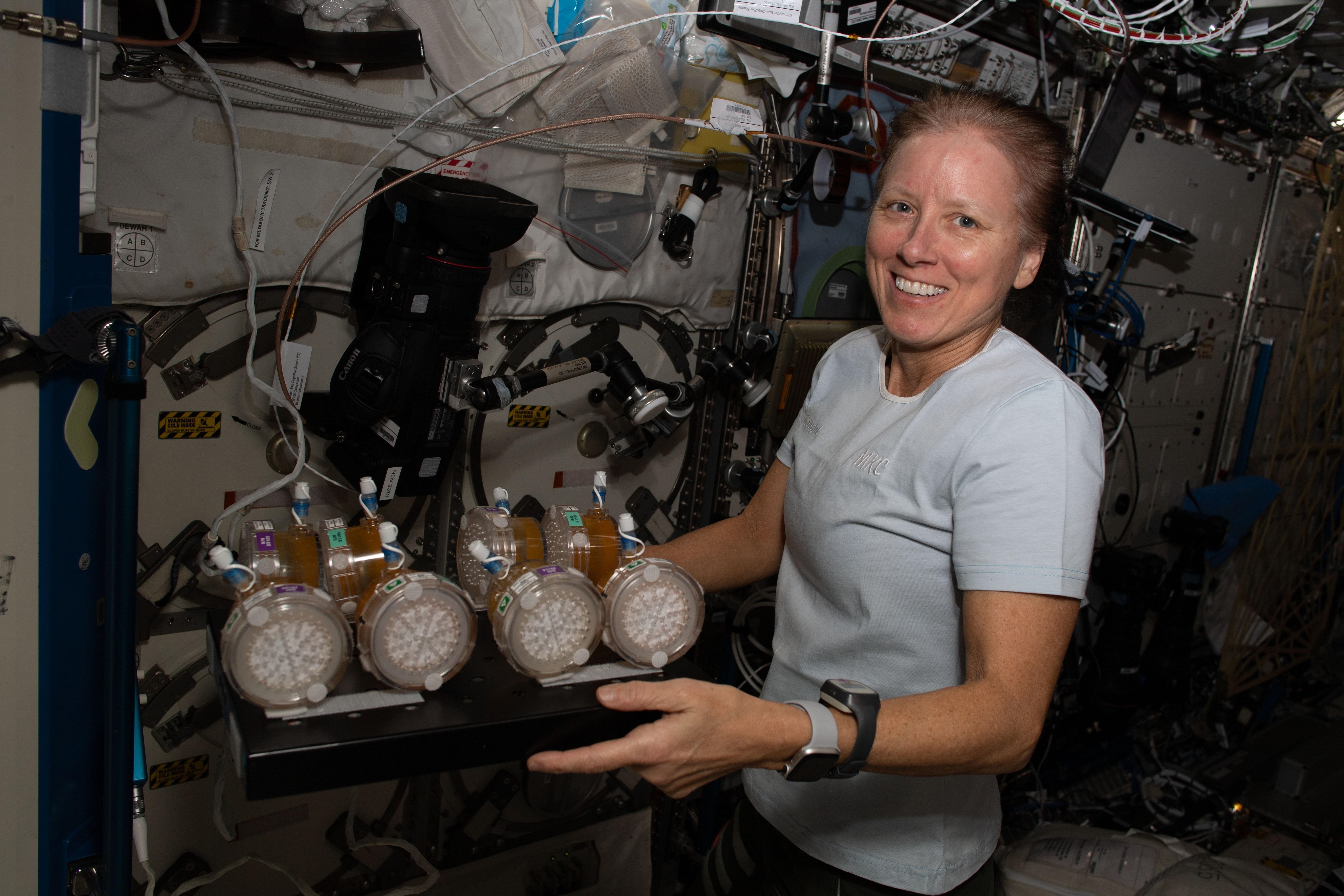 Fotografía cedida por la NASA donde aparece la astronauta estadounidense Shannon Walker, de la tripulación de la llamada SpaceX 