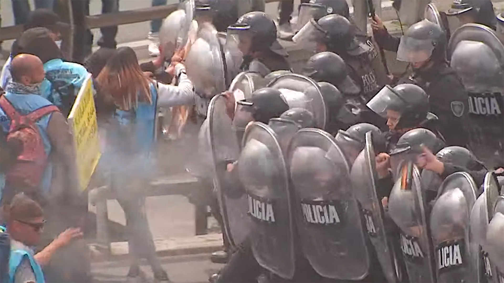 Efectivos de Policía de la Ciudad utilizaron aerosoles de gas lacrimógeno para disuadir a los manifestantes. 