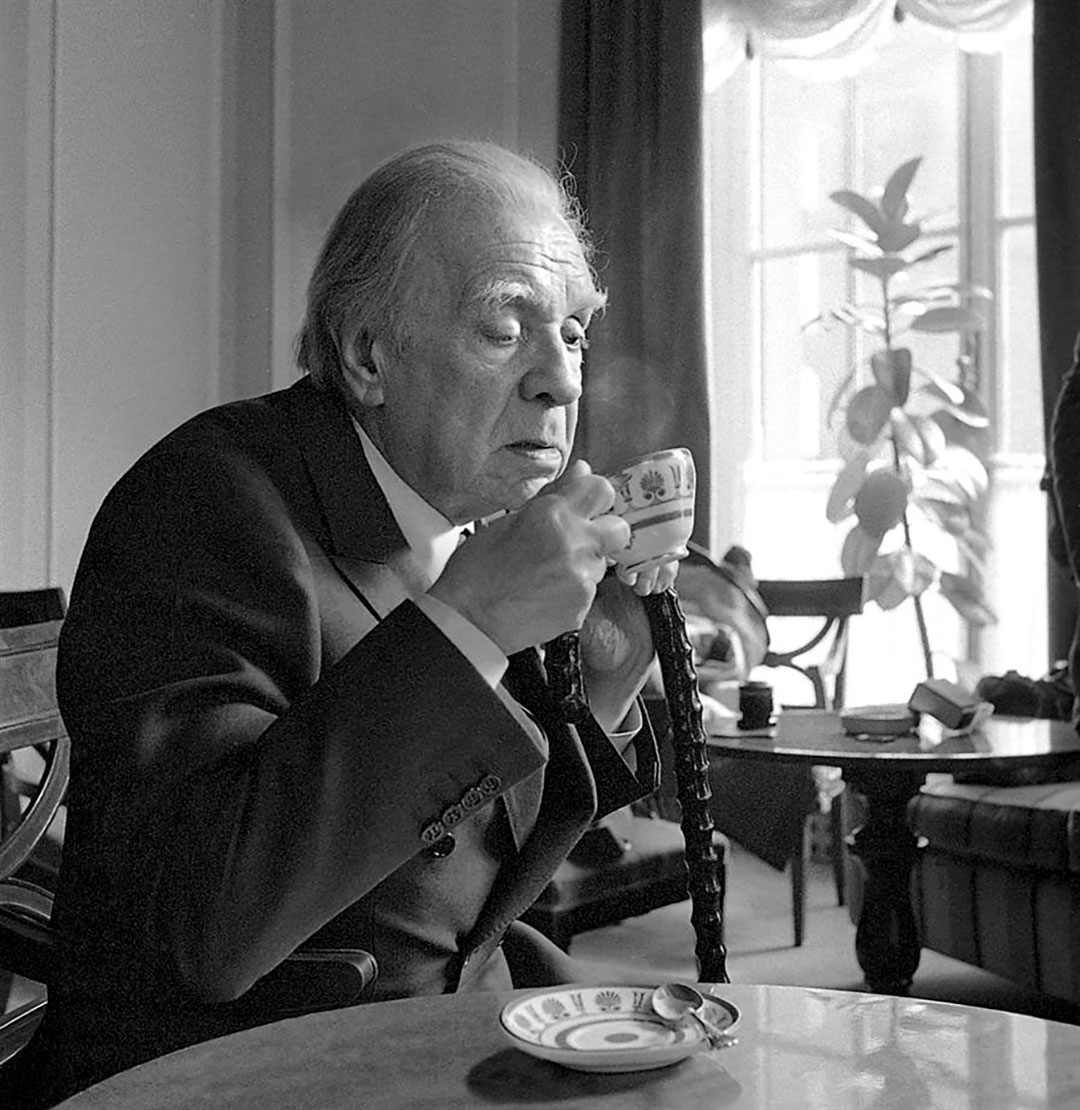 Borges tomando un té en 1975