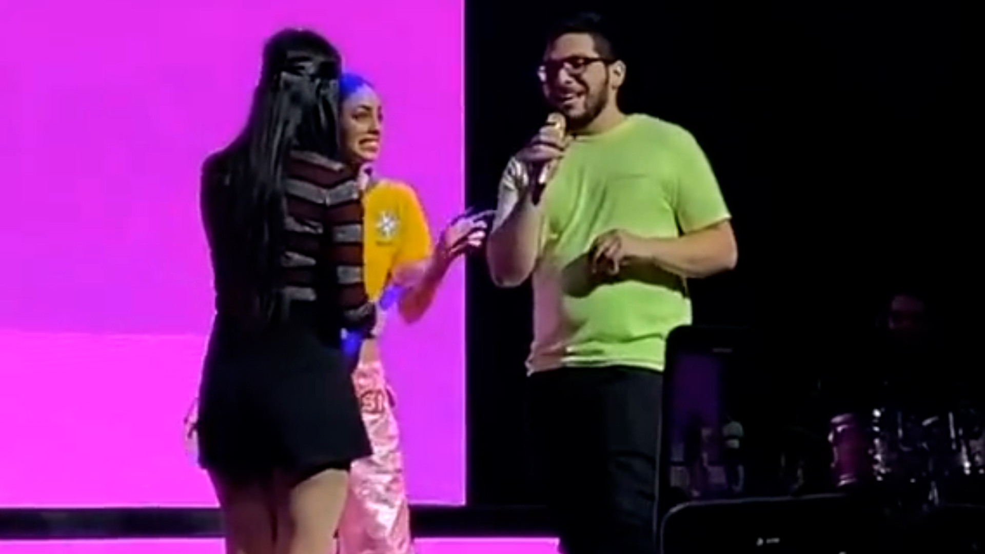 El momento en el que el joven le propone casamiento a su novia frente a Tini