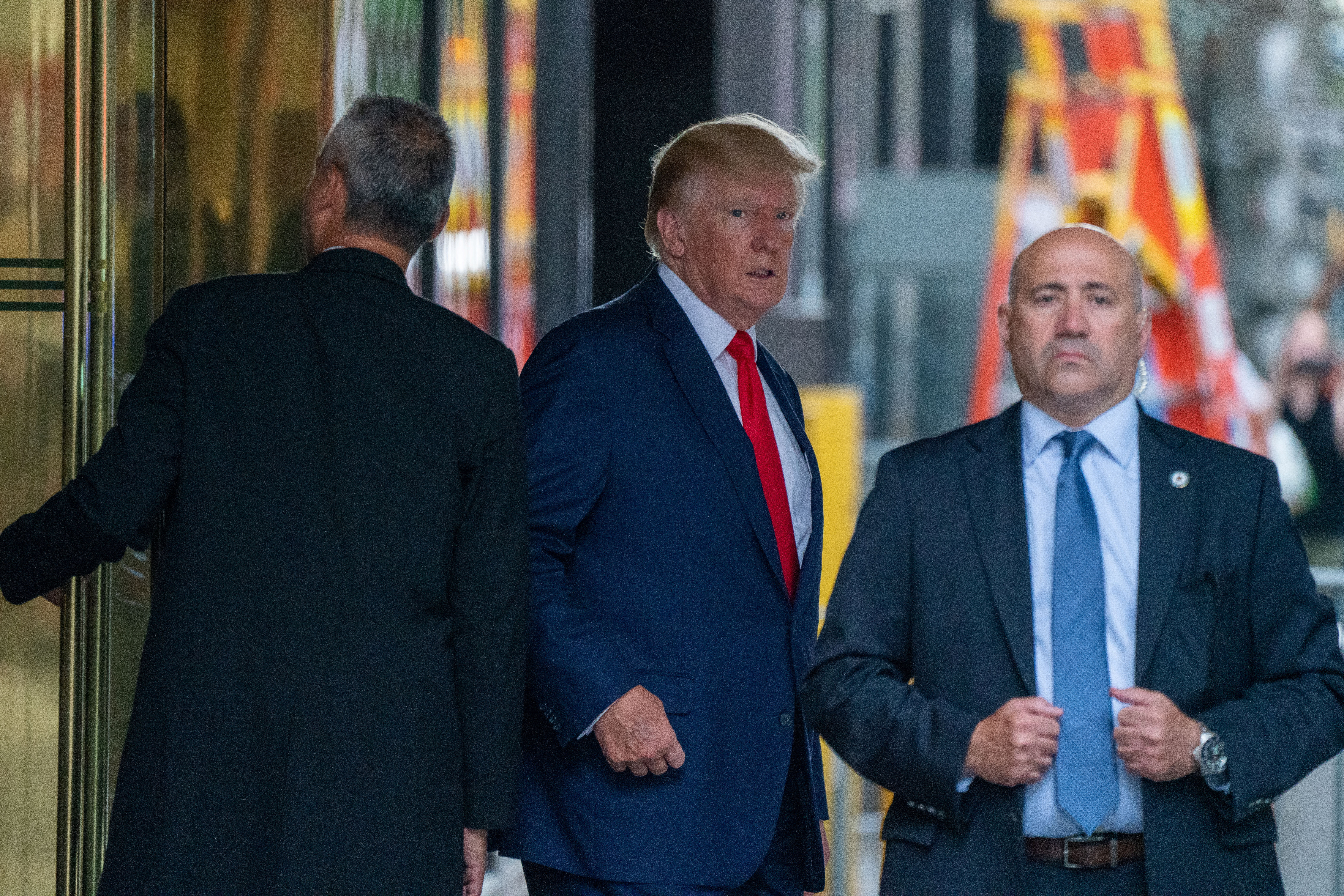El ex presidente Donald Trump saliendo de su torre en Nueva York dos días después de que el FBI allanara su casa de Florida 