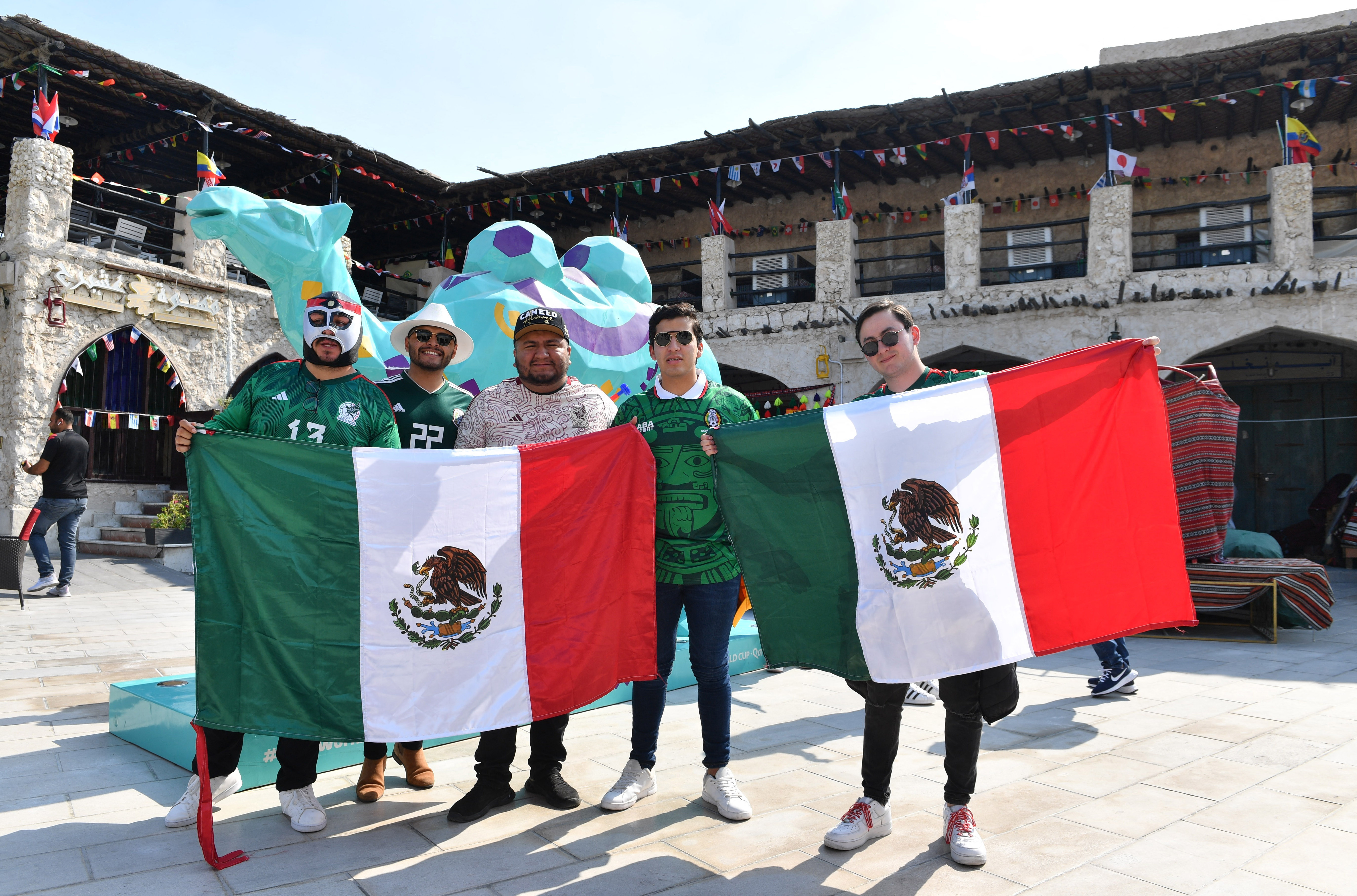 Fútbol Fútbol - Qatar 2022 Copa Mundial de la FIFA - Doha, Qatar - 22 de noviembre de 2022 los aficionados mexicanos posan con su bandera en el Souq antes del partido entre Argentina y Arabia Saudita.  REUTERS/Jennifer Lorenzini