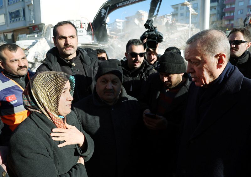 El presidente turco, Tayyip Erdogan, se reúne con la gente en Kahramanmaras (Oficina de Prensa de la Presidencia/Handout vía REUTERS)