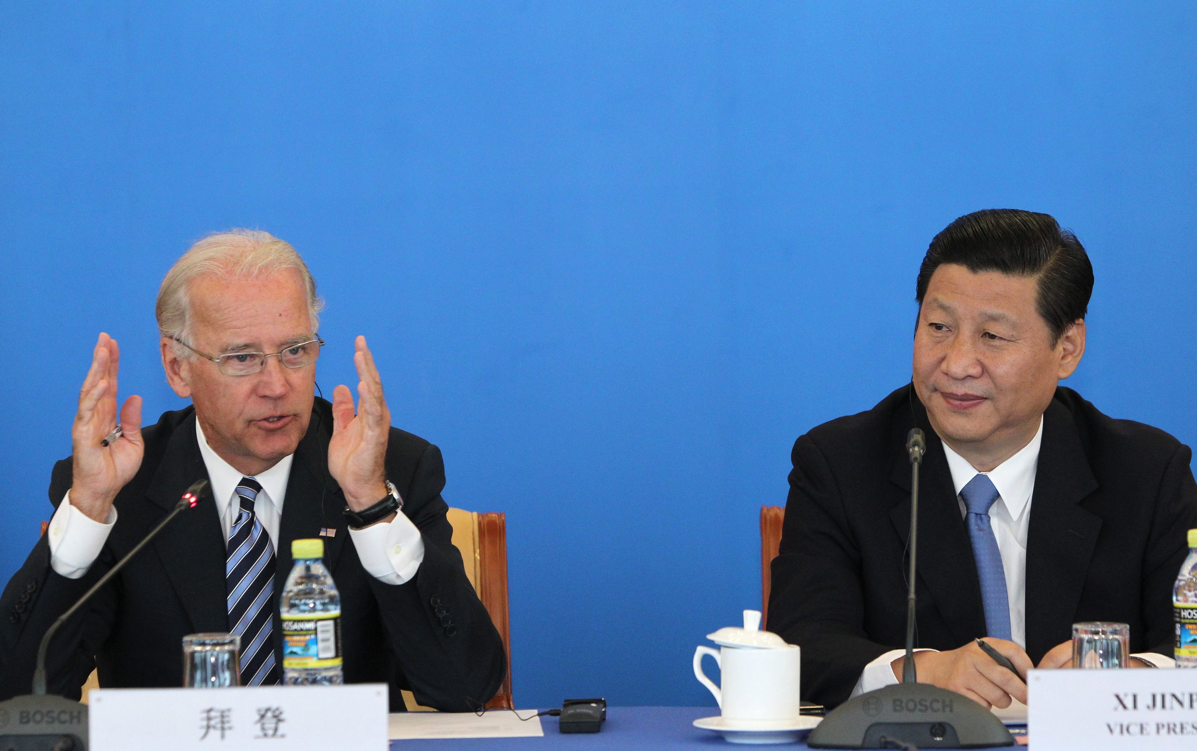 En la imagen, el presidente de Estados Unidos, Joe Biden (i), junto a su homólogo chino, Xi Jinping (d). EFE/How Hwee Young/Pool/Archivo
