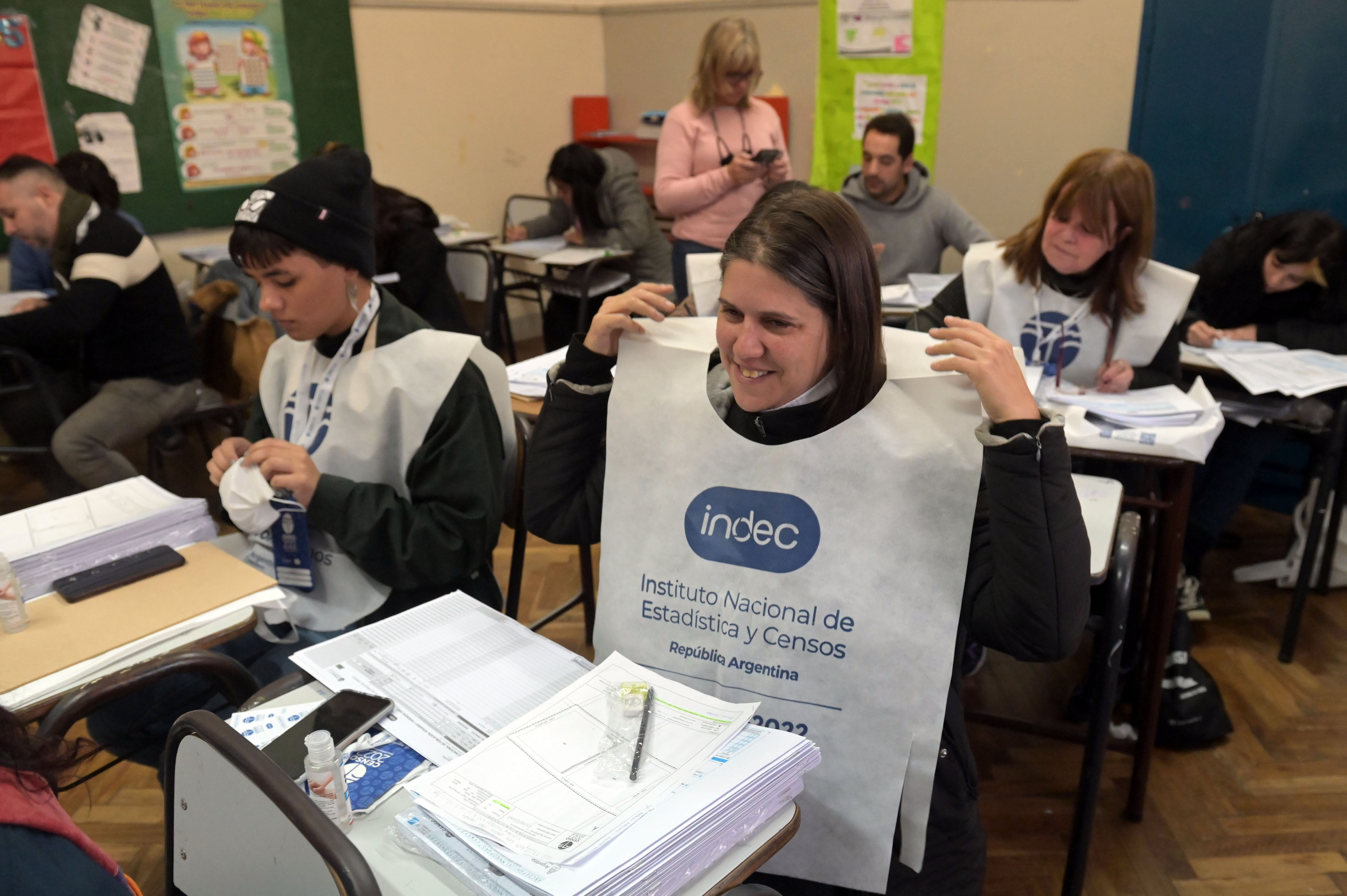 Censistas se preparan para salir a realizar el Censo 2022 en la escuela Normal 3 de la zona sur de Rosario