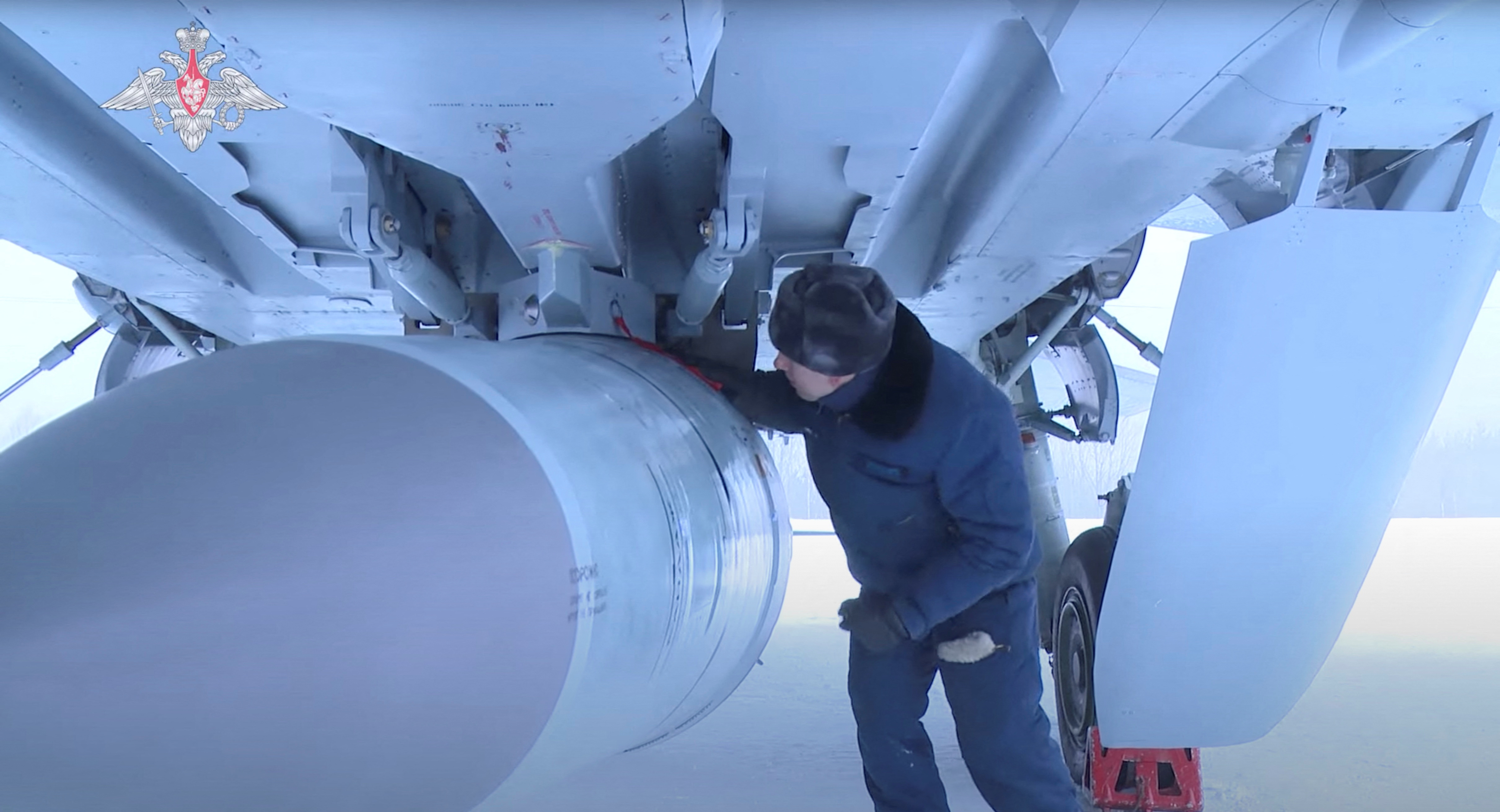Un oficial ruso revisa un caza MiG-31 equipado con un misil Kinzhal (Ministerio de Defensa/Reuters)