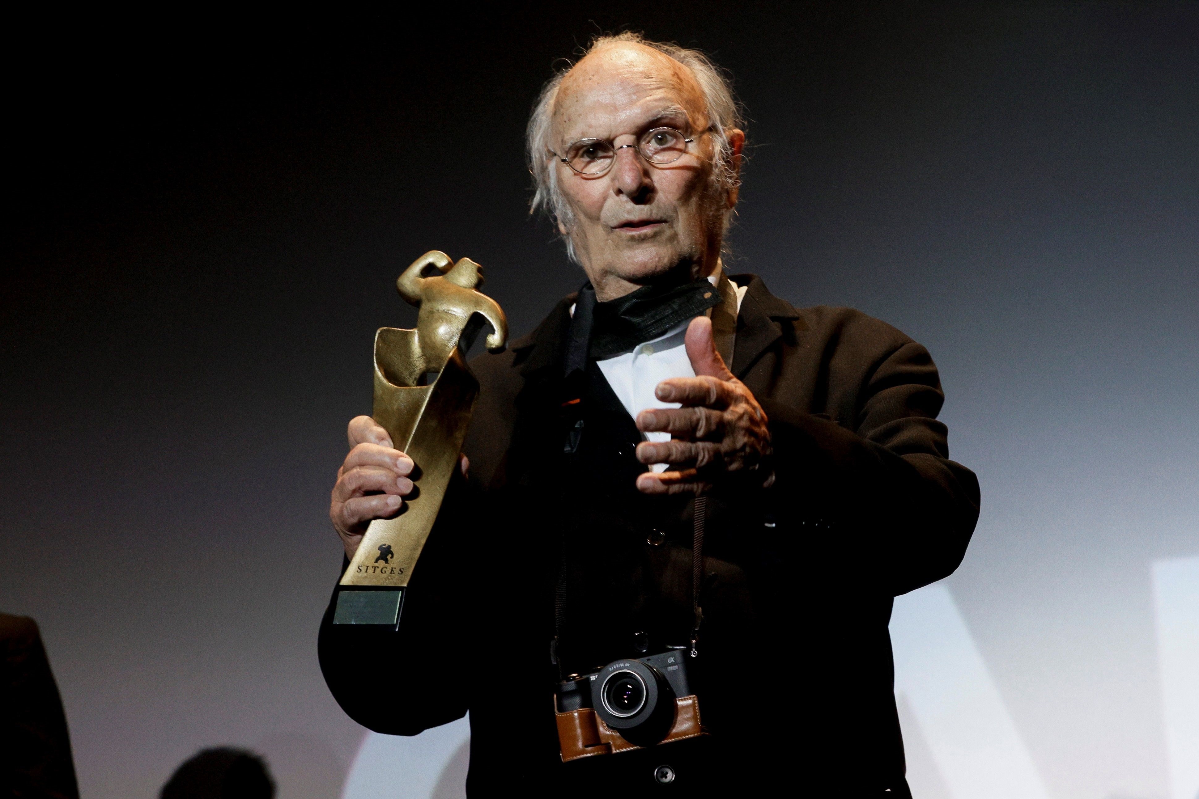 El director de cine, Carlos Saura, tras recibir el "Gran Premio Honorífico" del Festival de Cine Fantástico de Sitges, durante la gala de clausura  celebrada en la localidad catalana. EFE/Quique Garcia.
