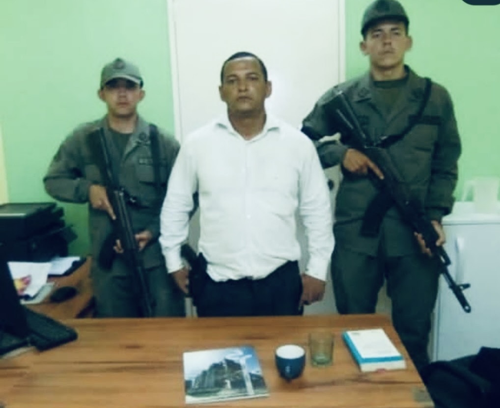 José Antonio Ramos Barrancos con custodios y guardas del servicio penitenciario