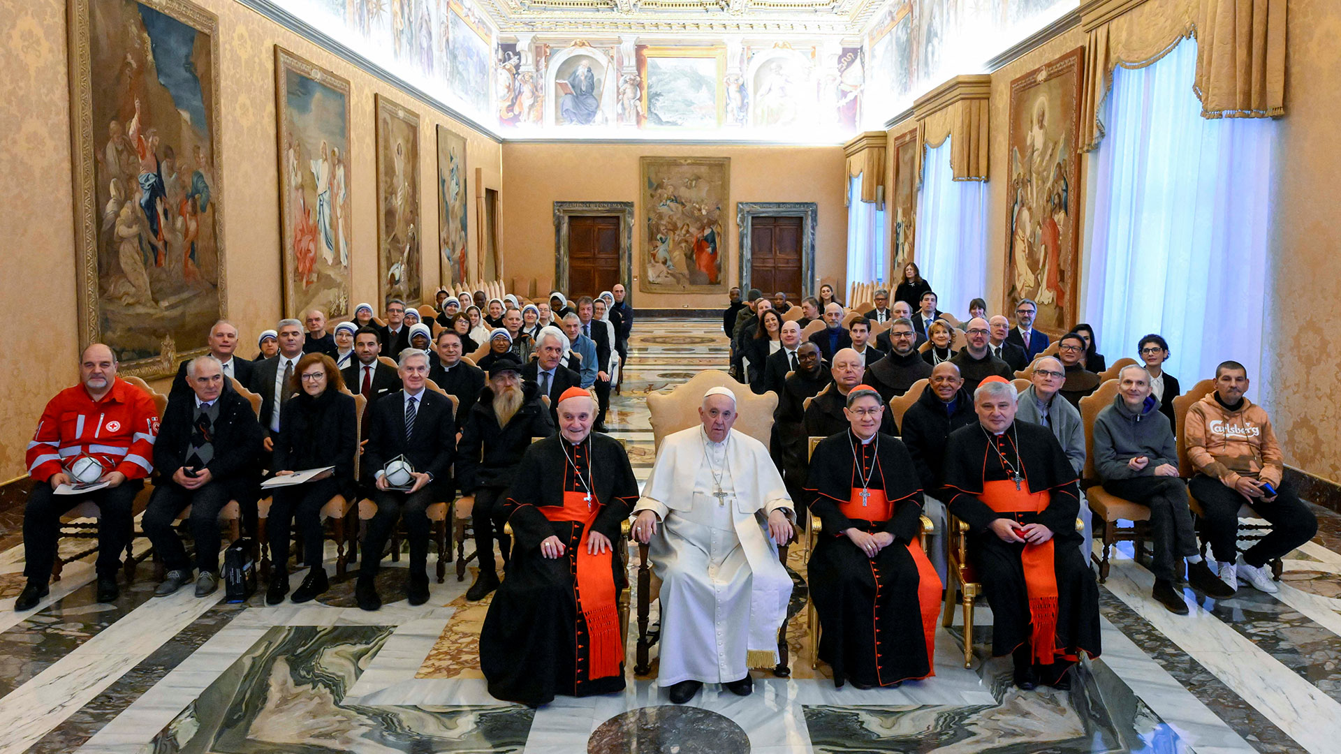El papa Francisco posa para una foto durante la celebración de su 86 cumpleaños mientras se reúne con la delegación del Premio Madre Teresa en el Vaticano (Vatican Media/­Handout via REUTERS)