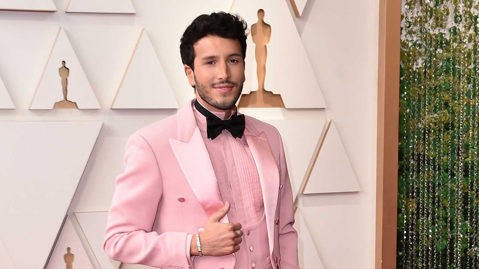“Por esto es que no se puede lavar la ropa roja con la ropa blanca”: las reacciones al traje rosa de Sebastián Yatra en los Oscar 2022